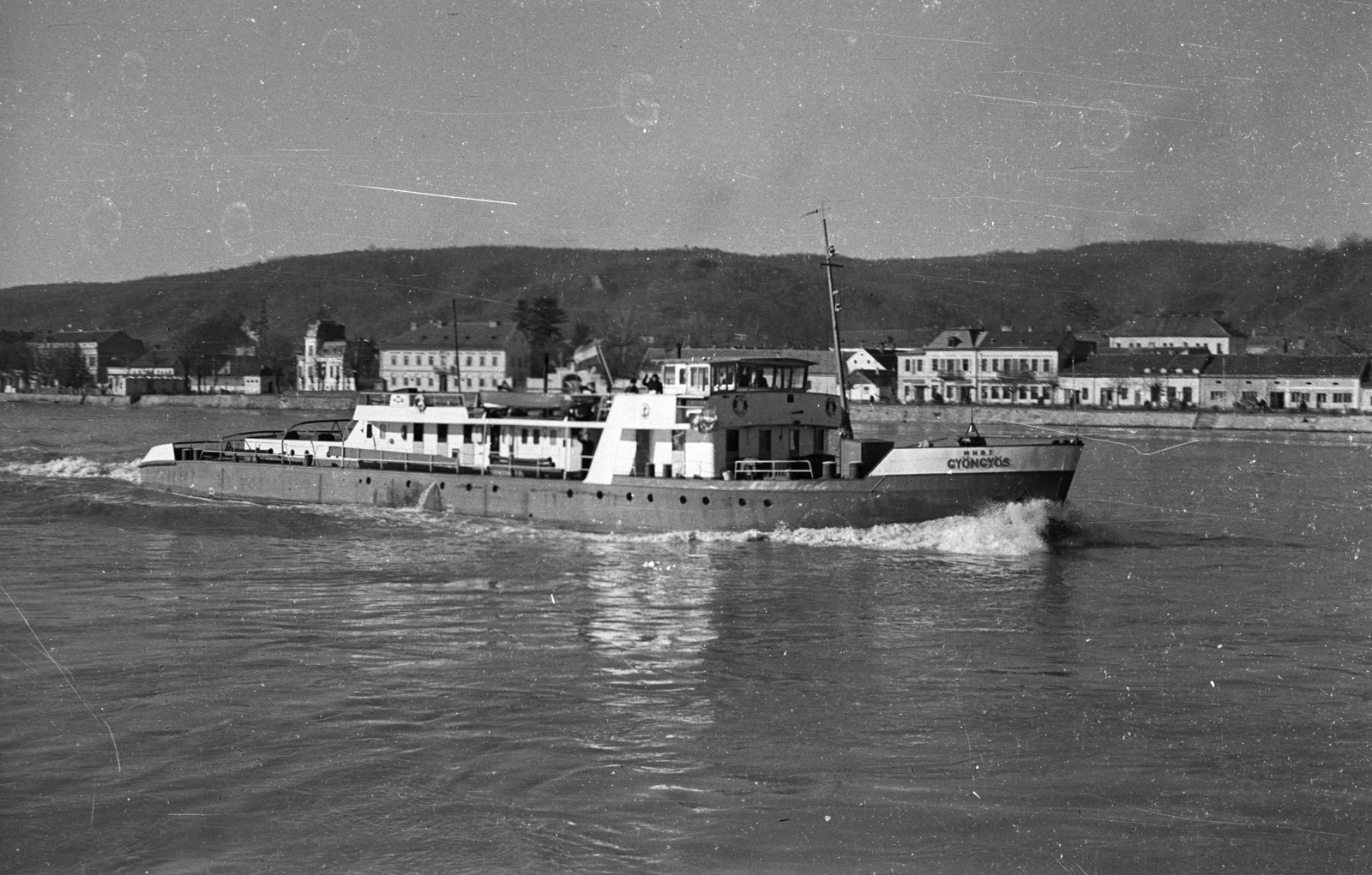 Romania, Orșova, a város látképe a Dunáról, előtérben a Gyöngyös vontatóhajó., 1963, Drobni Nándor, Droppa Kálmán, ship, Gyöngyös ship, Fortepan #74001