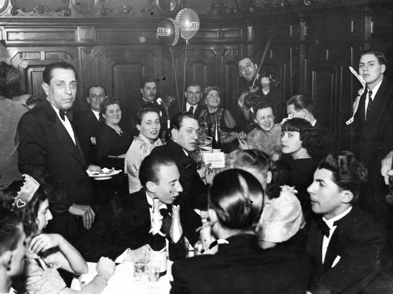 Hungary, Budapest VIII., Puskin (Eszterházy) utca 4., Magyar Tisztviselők Országos Egyesülete székháza, Tisztviselő Kaszinó, a Mátra Egylet rendezvénye., 1940, Mátyásfalvi János, hospitality, tableau, genre painting, baloon, musician, interior, waiter, Budapest, Fortepan #74018