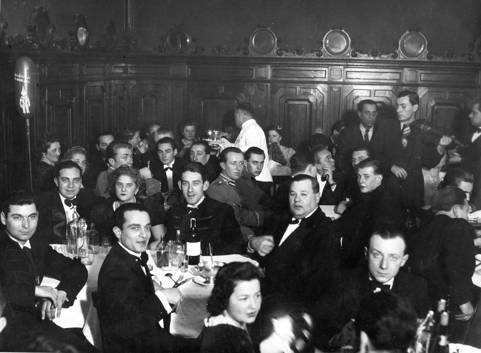 Hungary, Budapest VIII., Puskin (Eszterházy) utca 4., Magyar Tisztviselők Országos Egyesülete székháza, Tisztviselő Kaszinó, a Mátra Egylet rendezvénye., 1940, Mátyásfalvi János, hospitality, tableau, genre painting, baloon, musician, interior, soda water bottle, waiter, banquet, Budapest, Fortepan #74019