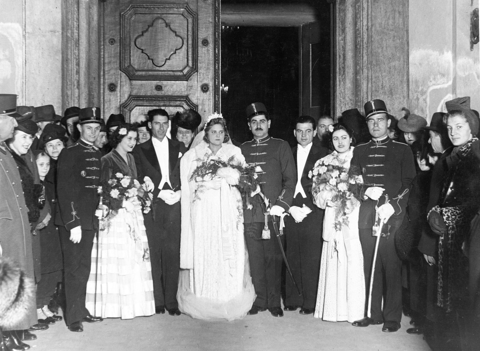 Hungary, Budapest V., Március 15. tér, a Belvárosi templom bejárata., 1940, Mátyásfalvi János, wedding ceremony, uniform, flower, bride, sword, white tie, Budapest, Fortepan #74025