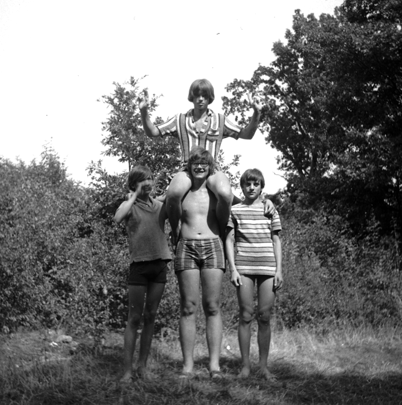 Hungary,Lake Balaton, Szigliget, Majális-domb., 1969, Jáki László, sitting on the shoulders, Fortepan #74030