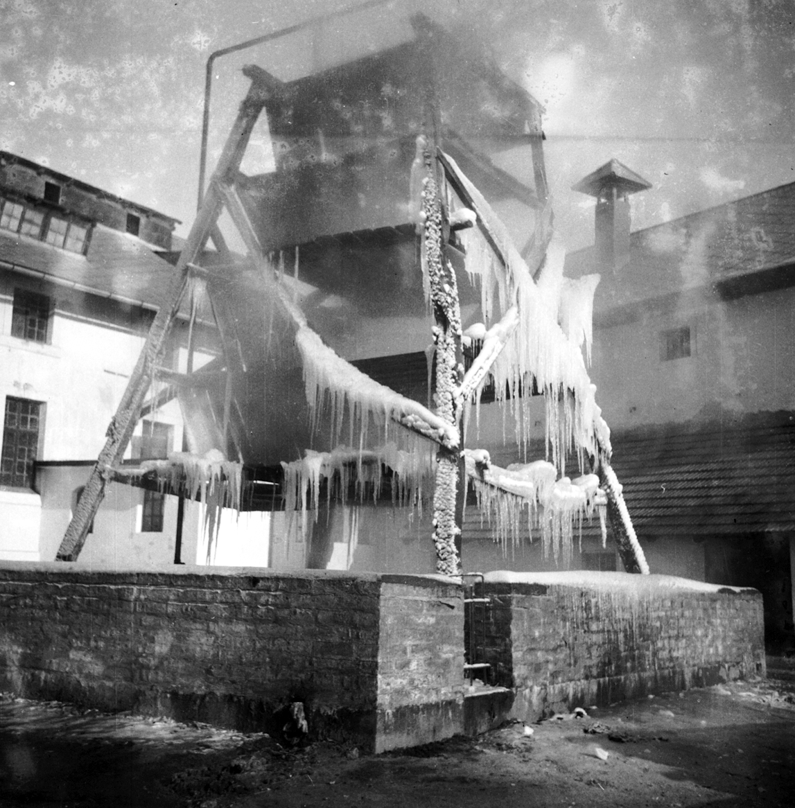 Hungary, Dunavecse, a Takács malom a hajóállomásnál., 1941, Jáki László, icicle, Fortepan #74037
