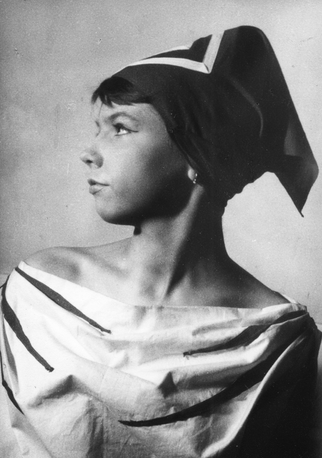 Hungary, Budapest VIII., Nemzeti Színház, Arisztophanész: Béke (produkciós cím : Béke avagy a kútba dugott leányzó) című komédiája, Balogh Viktória színésznő., 1963, Balogh Viktória, headscarf, face profile, Budapest, Fortepan #74045