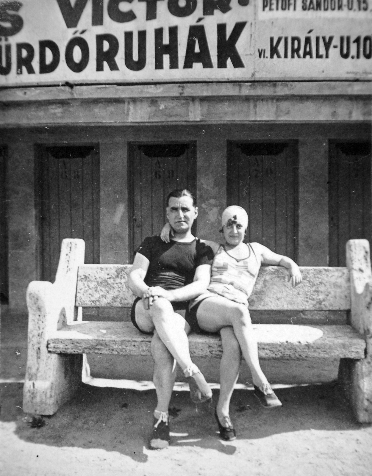 Hungary, Budapest III., Csillaghegyi strandfürdő., 1938, Fortepan, Budapest, arms around shoulders, leg over leg, Fortepan #7407
