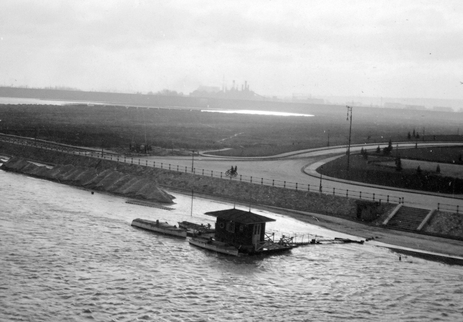 Magyarország, Budapest XI., a Petőfi híd felhajtója, Lágymányosi-tó feltöltés közben. A háttérben Kelenföld gyárai., 1943, Fortepan, tó, építkezés, látkép, Budapest, Fortepan #7408
