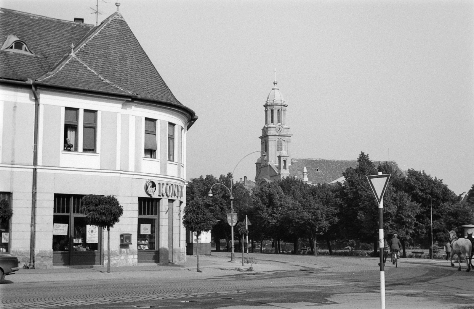 Magyarország, Kapuvár, Kossuth Lajos utca - Fő tér sarok, szemben a Szent Anna-templom., 1970, Mohl József, utcakép, városkép, Fortepan #74084