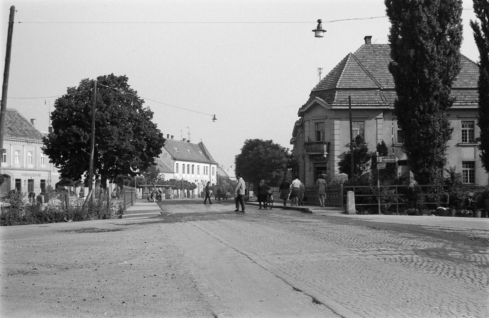 Hungary, Kapuvár, Kossuth Lajos utca, szemben a Kis-Rába hídja, túloldalán a Fő tér., 1970, Mohl József, cityscape, Fortepan #74085