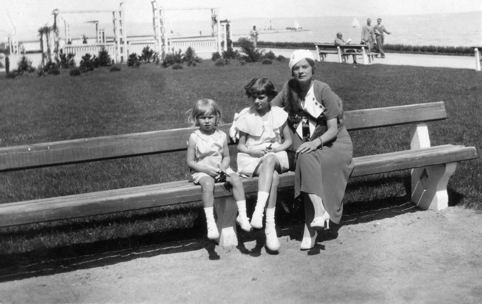 Hungary,Lake Balaton, Siófok, Rózsakert, háttérben a kikötő., 1934, Párdányi Miklós, port, bench, leg over leg, Fortepan #74108