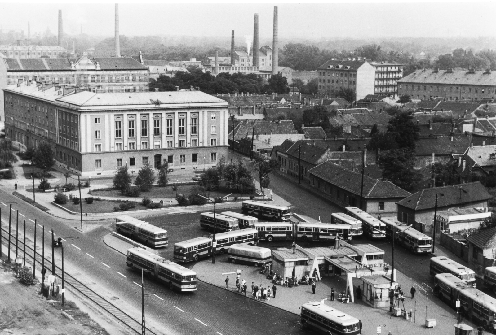 Hungary, Óbuda, Budapest III., Miklós utca, autóbusz-végállomás a Flórián térnél., 1970, Stipkovits Fülöp, bus, Ikarus-brand, roof, chimney, Ikarus 620, public building, factory chimney, Budapest, Fortepan #74121