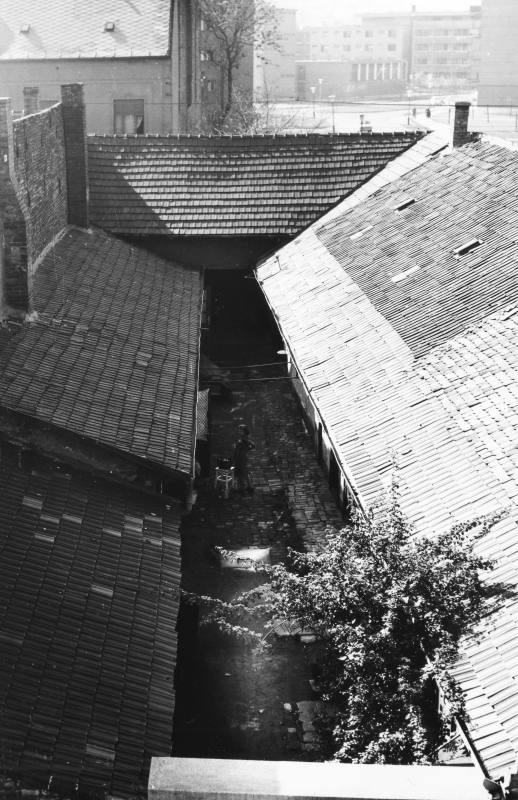 Hungary, Budapest III., a Vörösvári út házai, háttérben a kísérleti lakótelep iskolája és épületei. A felvétel a Vihar utca 2/a-ból készült, 1968, Stipkovits Fülöp, roof, Budapest, Fortepan #74130