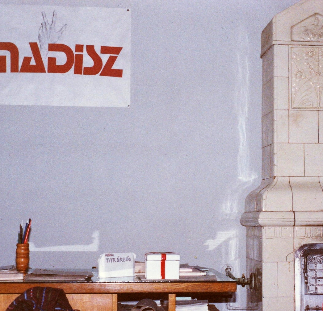 Romania,Transylvania, Târgu Mureș, Romániai forradalom., 1989, Várhelyi Iván, colorful, stove, Romanian revolution, regime change, Fortepan #74136