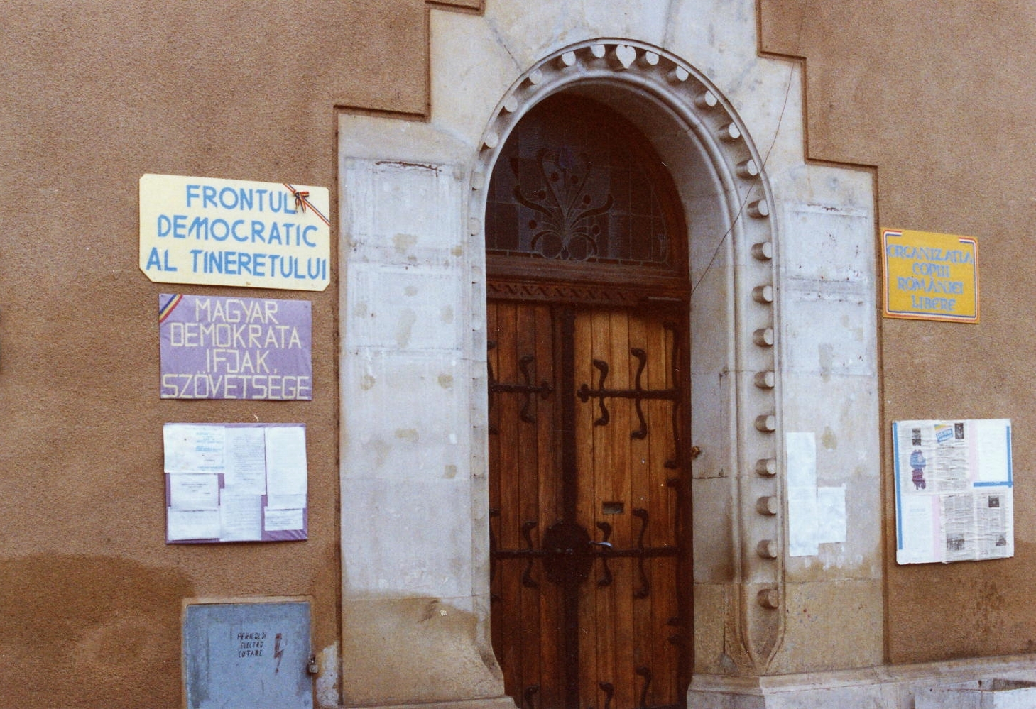 Románia,Erdély, Marosvásárhely, Rózsák tere (Piata Trandafirilor) 26. Romániai forradalom., 1989, Várhelyi Iván, színes, kapu, román forradalom, rendszerváltás, Fortepan #74138