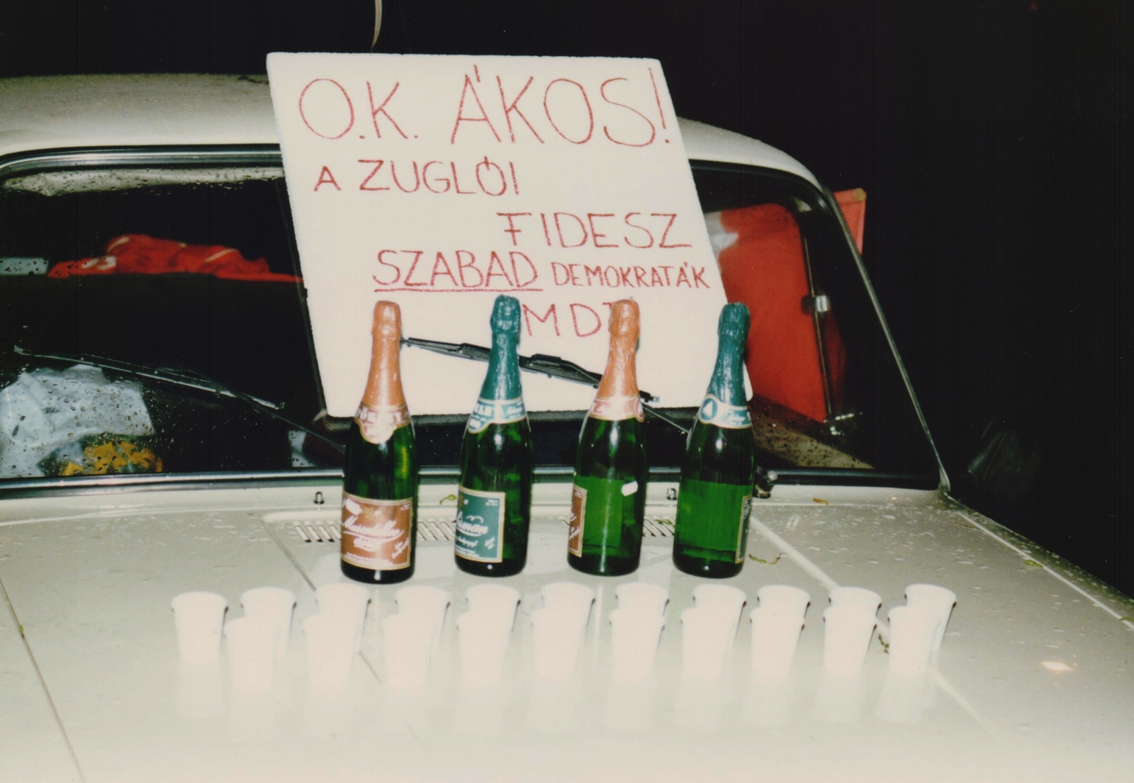 Hungary, Budapest XIV., Stefánia (Népstadion) út 22. Tüntetés az 1989. augusztus 21-én a Vencel téren őrizetbe vett magyar állampolgárok szabadon bocsátásáért., 1989, Várhelyi Iván, colorful, champagne, Alliance of Free Democrats, Budapest, message, Fortepan #74140
