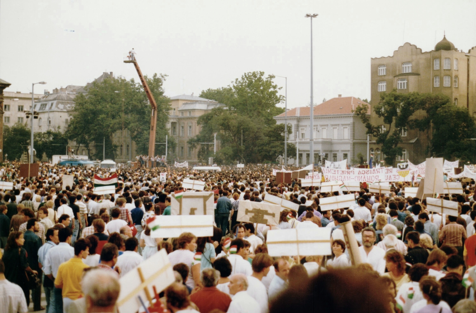 Hungary, Budapest XIV., Hősök tere, az erdélyi falurombolás elleni tüntetés 1988. június 27-én., 1988, Várhelyi Iván, strike, demonstration board, Budapest, regime change, Fortepan #74142