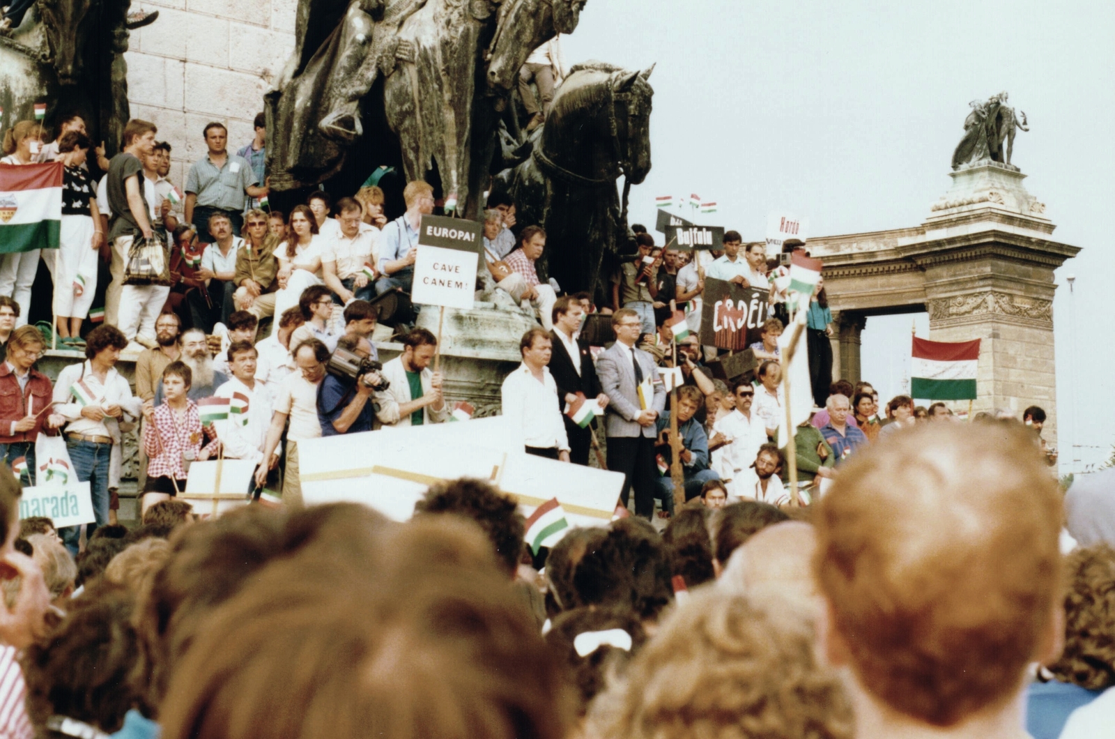 Hungary, Budapest XIV., Hősök tere, az erdélyi falurombolás elleni tüntetés 1988. június 27-én., 1988, Várhelyi Iván, strike, demonstration board, Budapest, regime change, colorful, Fortepan #74143