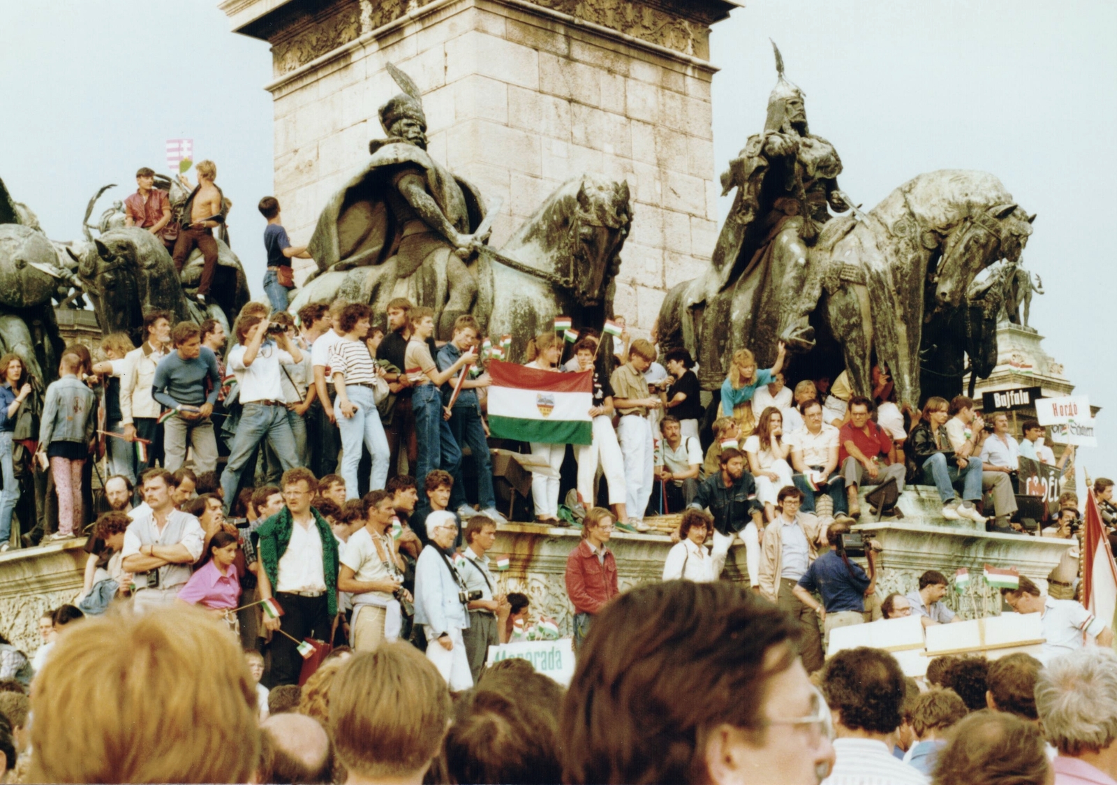 Hungary, Budapest XIV., Hősök tere, az erdélyi falurombolás elleni tüntetés 1988. június 27-én., 1988, Várhelyi Iván, square, strike, horse sculpture, Budapest, sculptural group, Árpád-portrayal, sitting on a sculpture, standing on a sculpture, regime change, Fortepan #74144