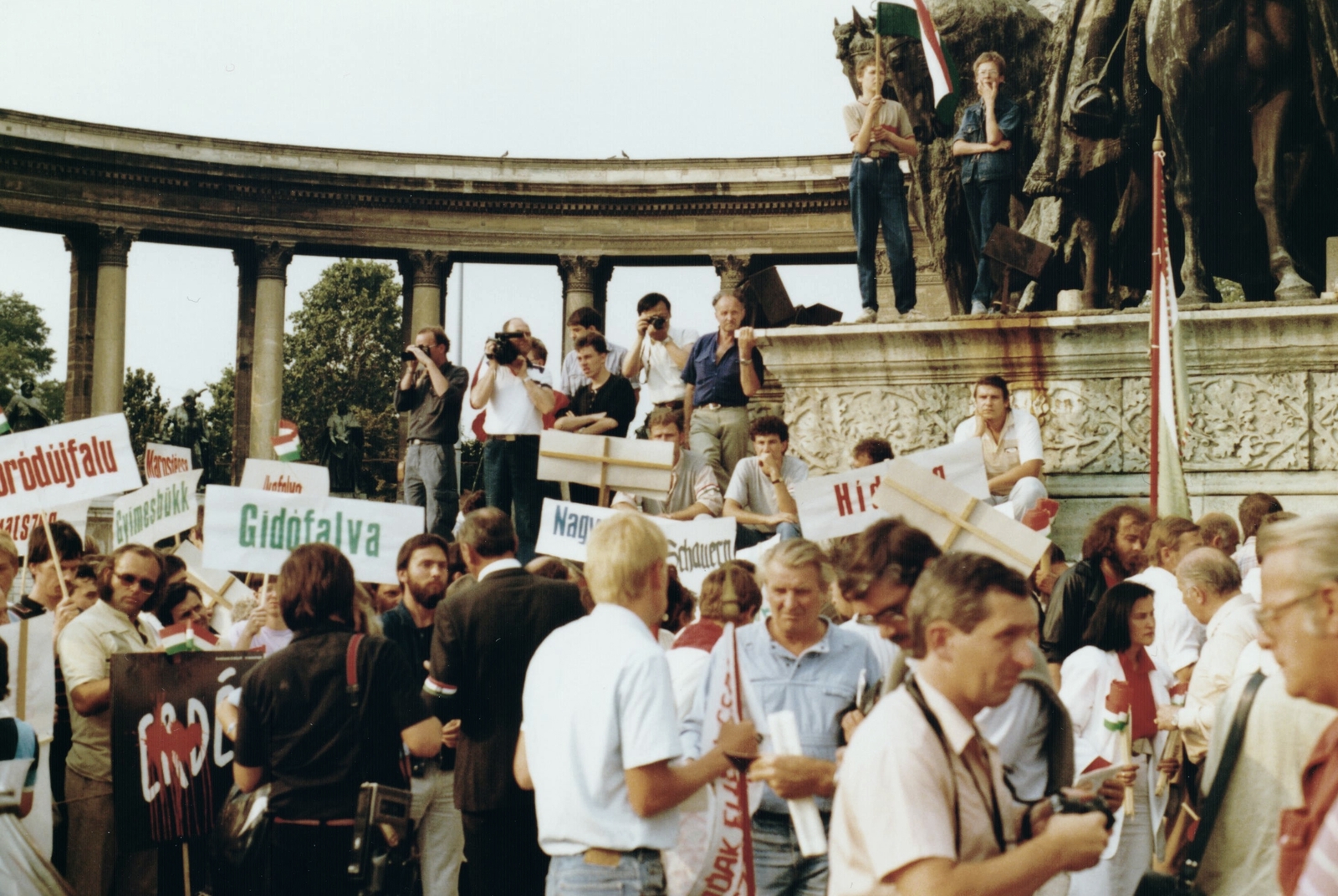 Hungary, Budapest XIV., Hősök tere, az erdélyi falurombolás elleni tüntetés 1988. június 27-én., 1988, Várhelyi Iván, strike, demonstration board, Budapest, regime change, Fortepan #74145