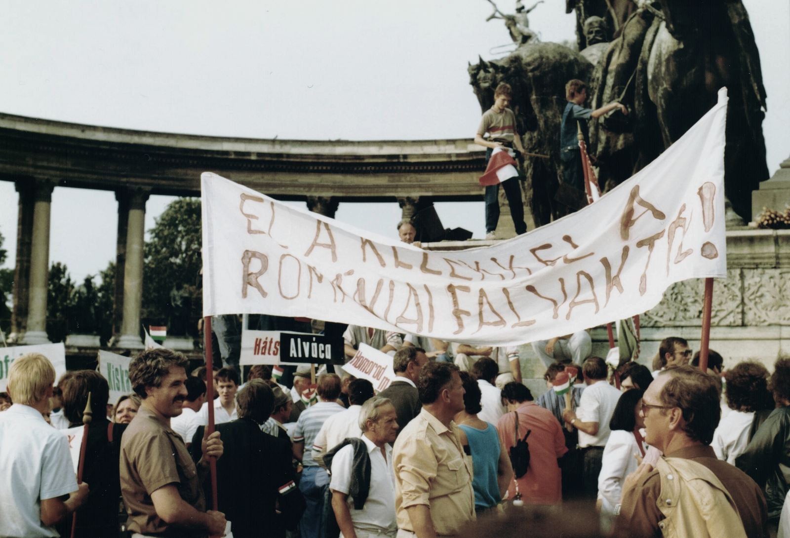 Hungary, Budapest XIV., Hősök tere, az erdélyi falurombolás elleni tüntetés 1988. június 27-én., 1988, Várhelyi Iván, strike, demonstration board, Budapest, Fortepan #74146