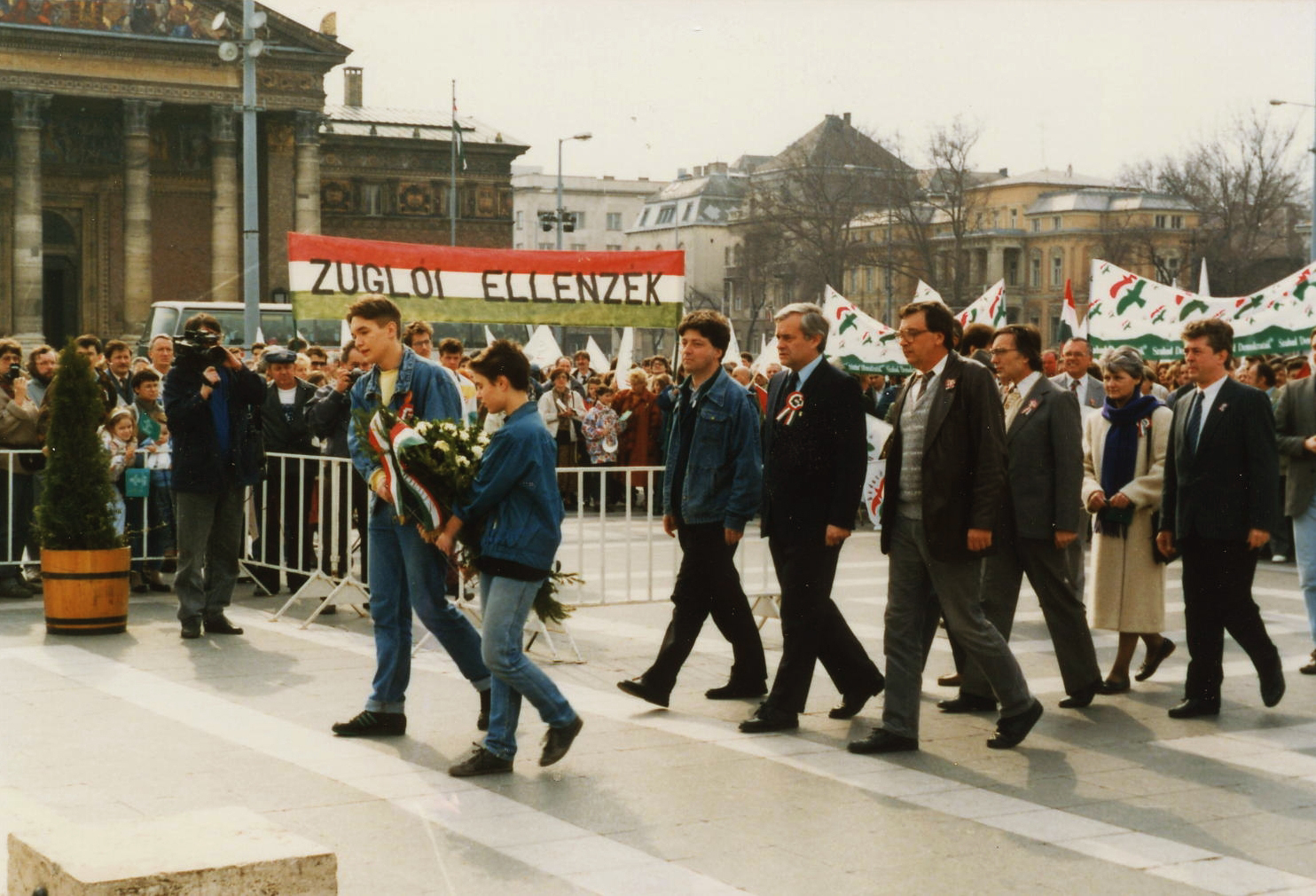 Magyarország, Budapest XIV., Hősök tere, középen farmardzsekiben Pető Iván politikus., 1990, Várhelyi Iván, színes, Budapest, rendszerváltás, Fortepan #74153