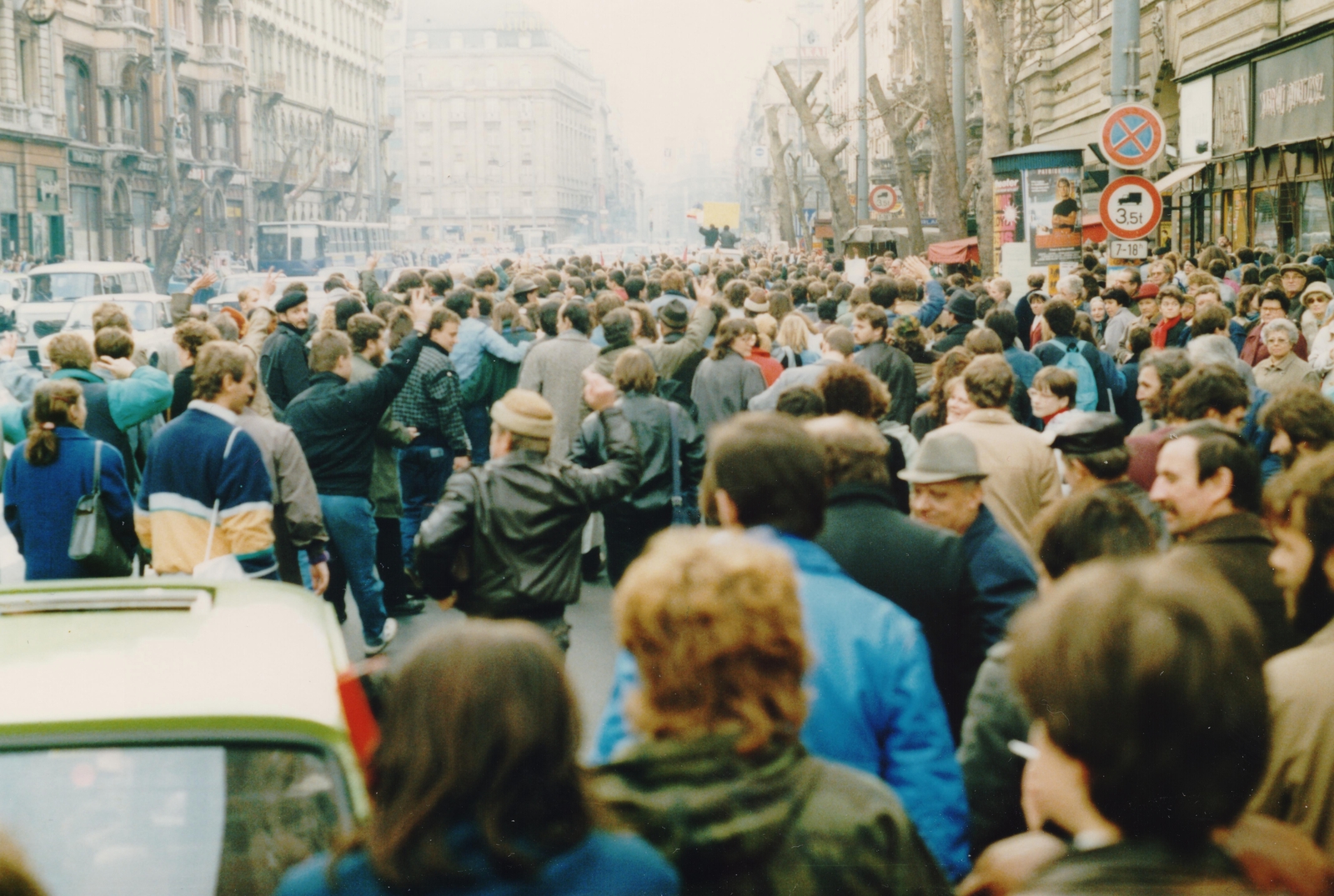 Magyarország, Budapest, Rákóczi út az Astoria felé nézve. A romániai forradalom győzelmének hírére összegyűlt emberek., 1989, Várhelyi Iván, színes, tüntetés, rendszerváltás, román forradalom, Fortepan #74155