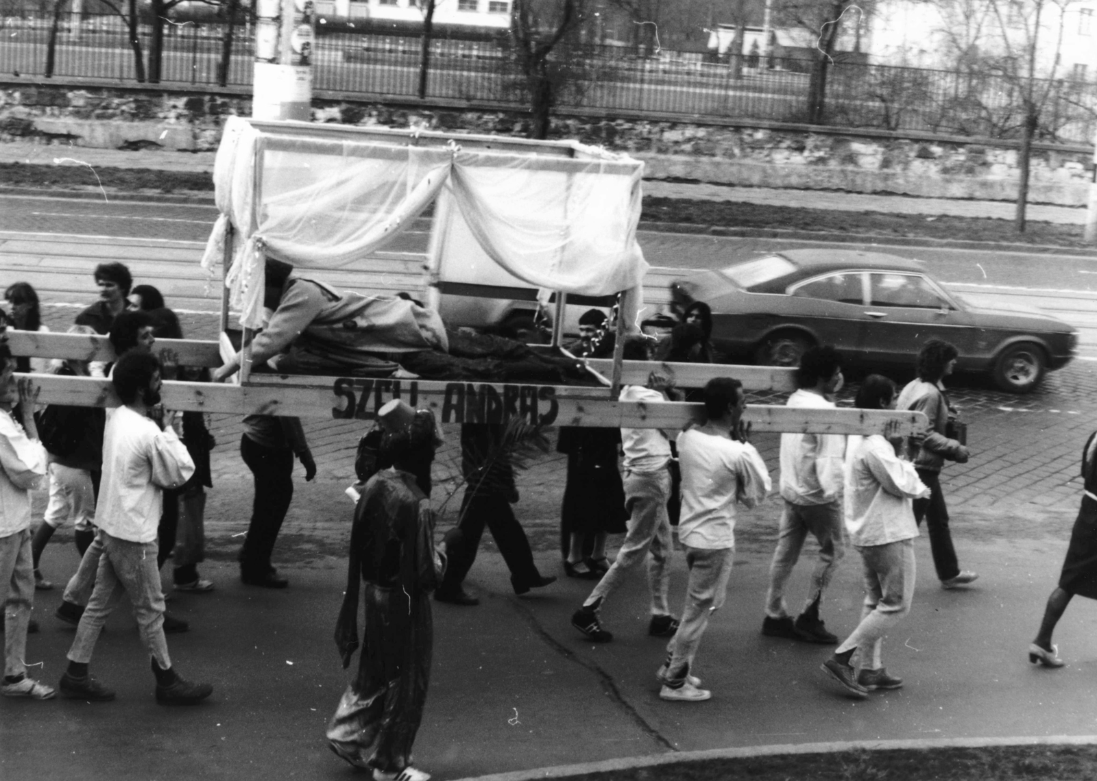 Hungary, Budapest VIII., Orczy (Mező Imre) út a SOTE (később Semmelweis Egyetem) Nagyvárad téri Elméleti Tömbje előtt. Felvonulás diákrektor választás alkalmával., 1986, Semmelweis Egyetem Levéltára, Budapest, Fortepan #74176