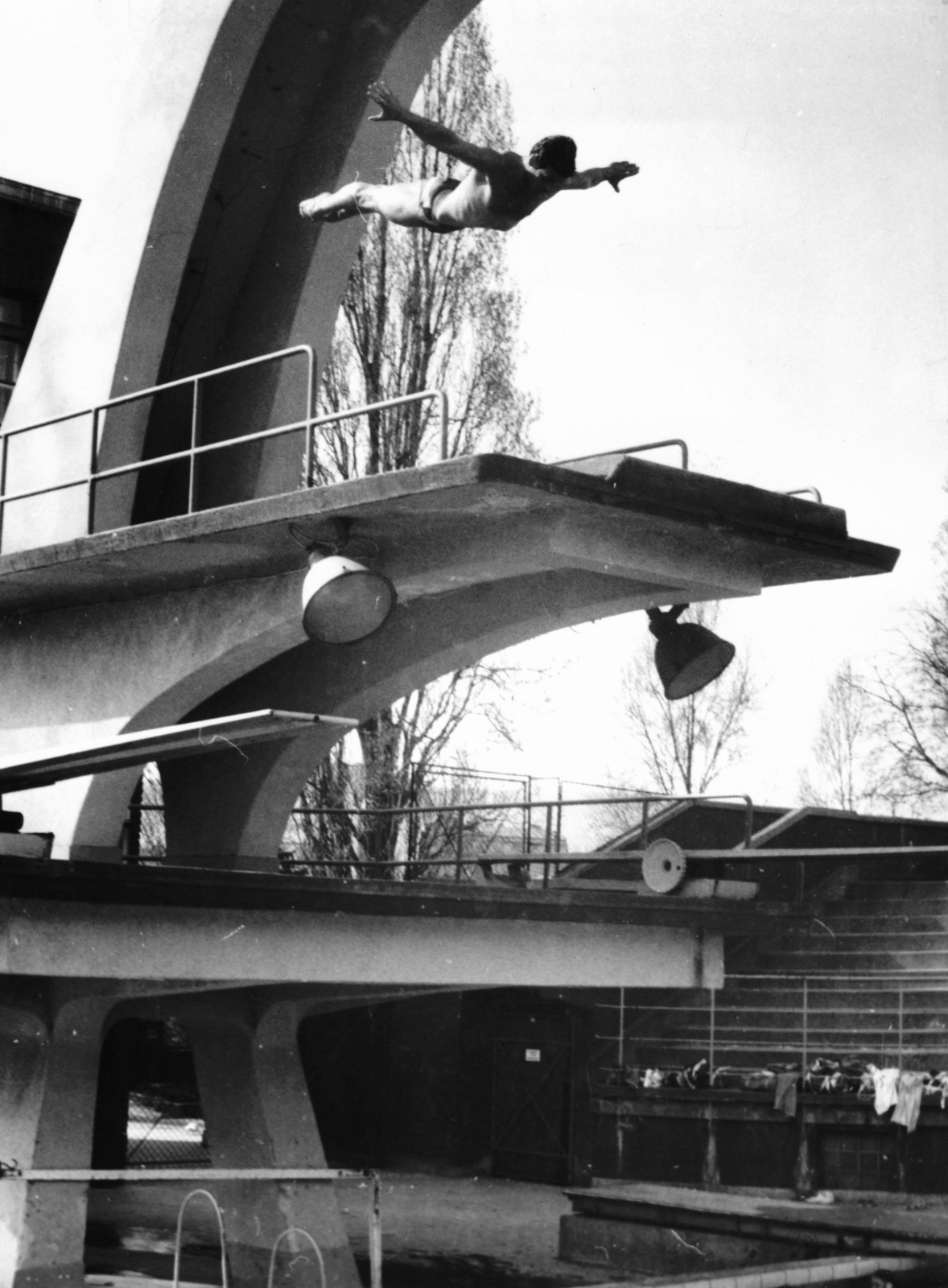 Hungary, Margit Islands, Budapest, Hajós Alfréd Nemzeti Sportuszoda., 1975, Semmelweis Egyetem Levéltára, acrobatic diving, diving tower, Fortepan #74184