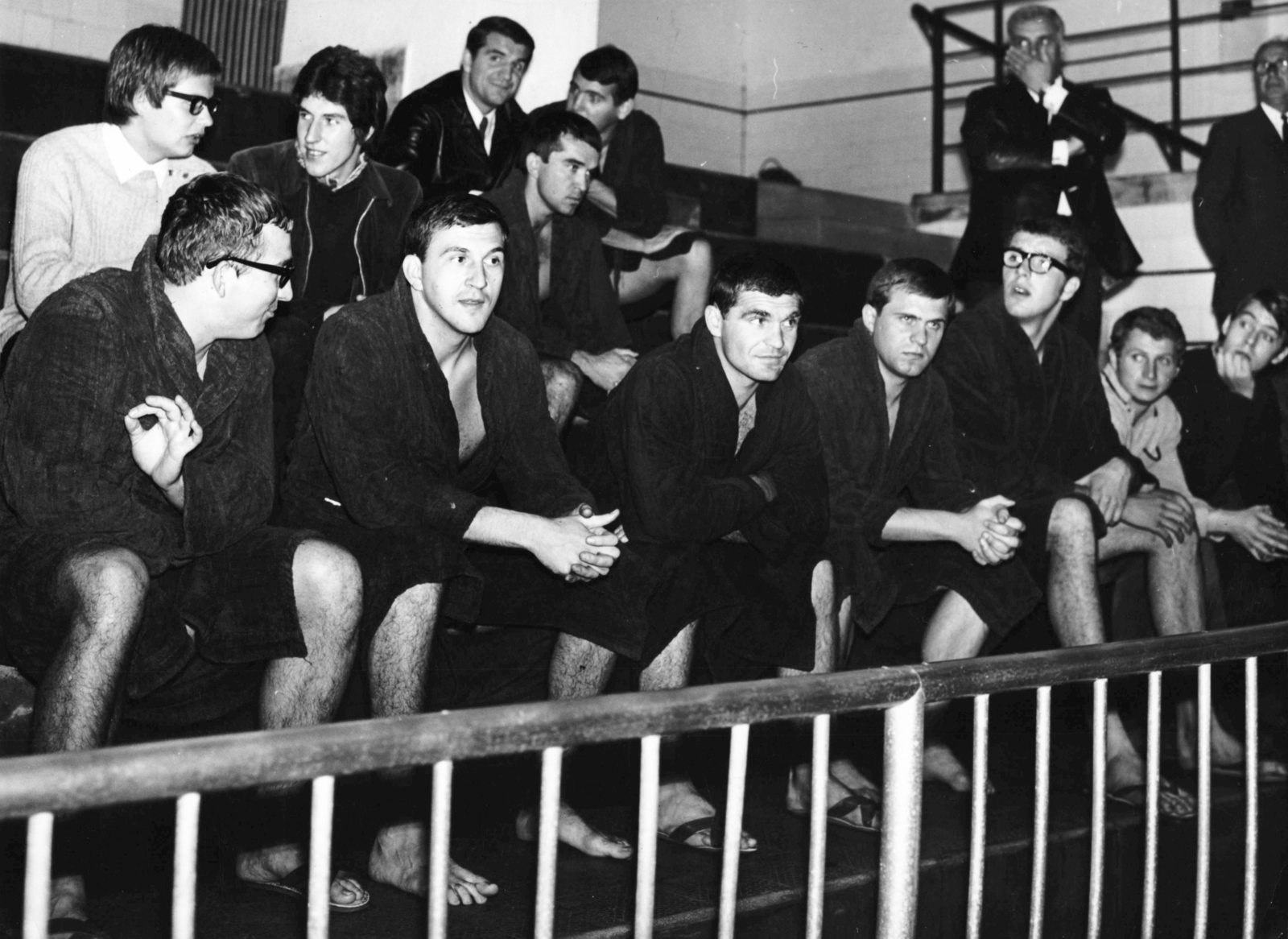 Magyarország, Margitsziget, Budapest, Hajós Alfréd Nemzeti Sportuszoda, az OSC vízilabdacsapatának tagjai., 1970, Semmelweis Egyetem Levéltára, sport, uszoda, fürdőköpeny, sportoló, vízilabda, szőrös láb, terpeszülés, összekulcsolt kéz, Fortepan #74187