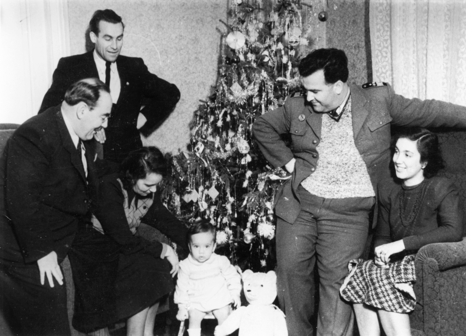 balra Nagy Imre későbbi miniszterelnök, jobb szélen leánya Erzsébet, mellette annak férje Jánosi Ferenc és középen gyermekük., 1948, Jánosi Katalin, celebrity, Christmas, christmas tree, prime minister, politician, Fortepan #74216