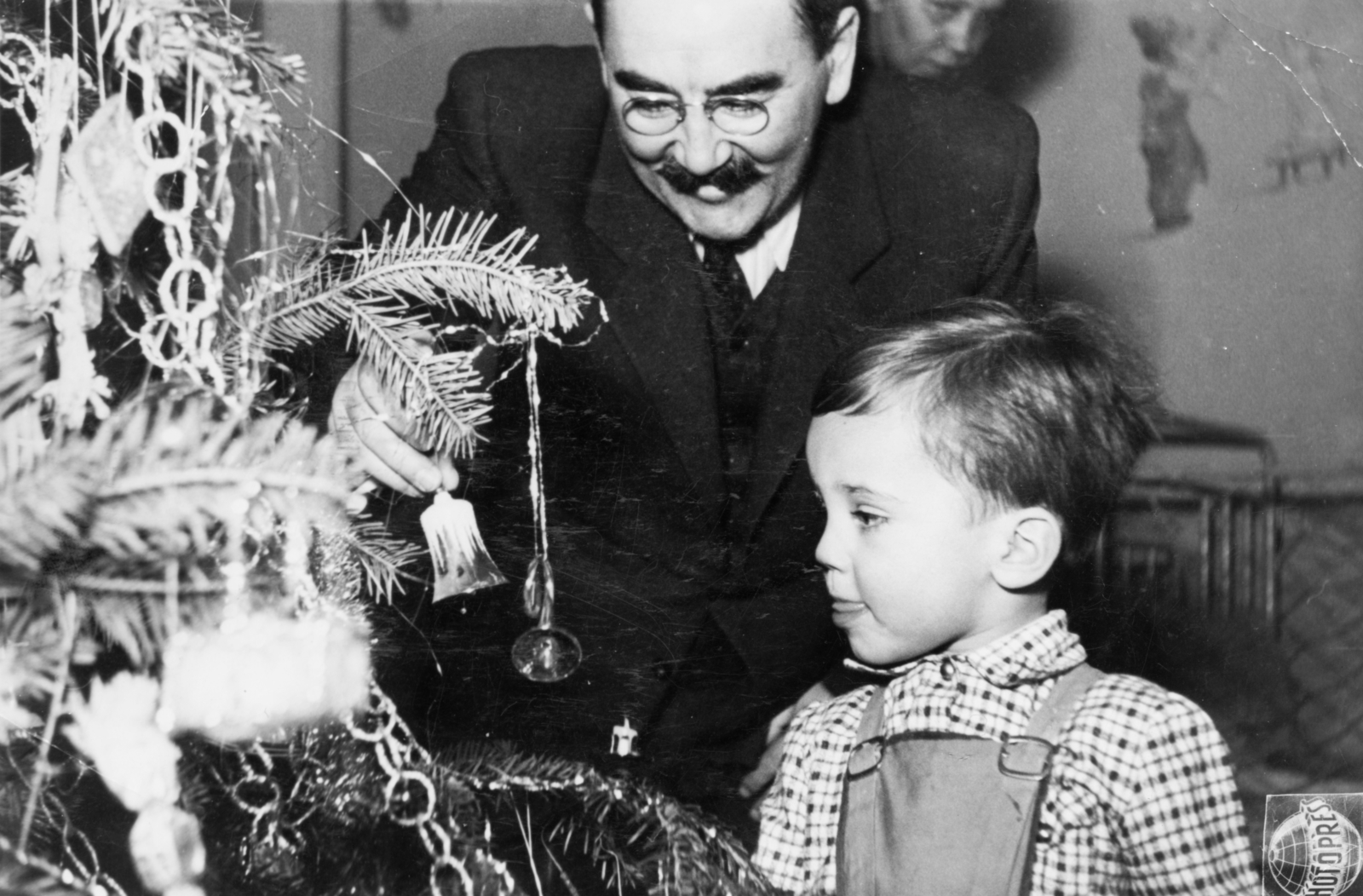 Hungary, Budapest, Nagy Imre későbbi miniszterelnök unokájával., 1951, Jánosi Katalin, celebrity, Christmas, christmas tree, Christmas candy, moustache, prime minister, Fortepan #74219