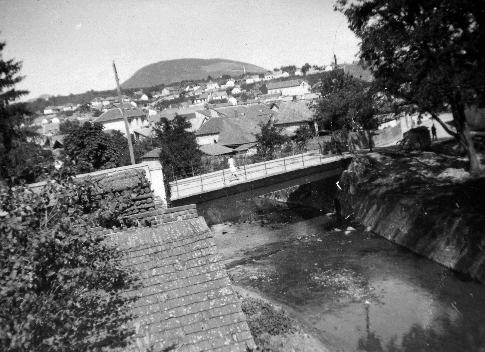 Hungary, Eger, Eger-patak a Knézich Károly utcai hídnál, háttérben a Nagy-Eged hegy., 1938, Fortepan, Fortepan #7423