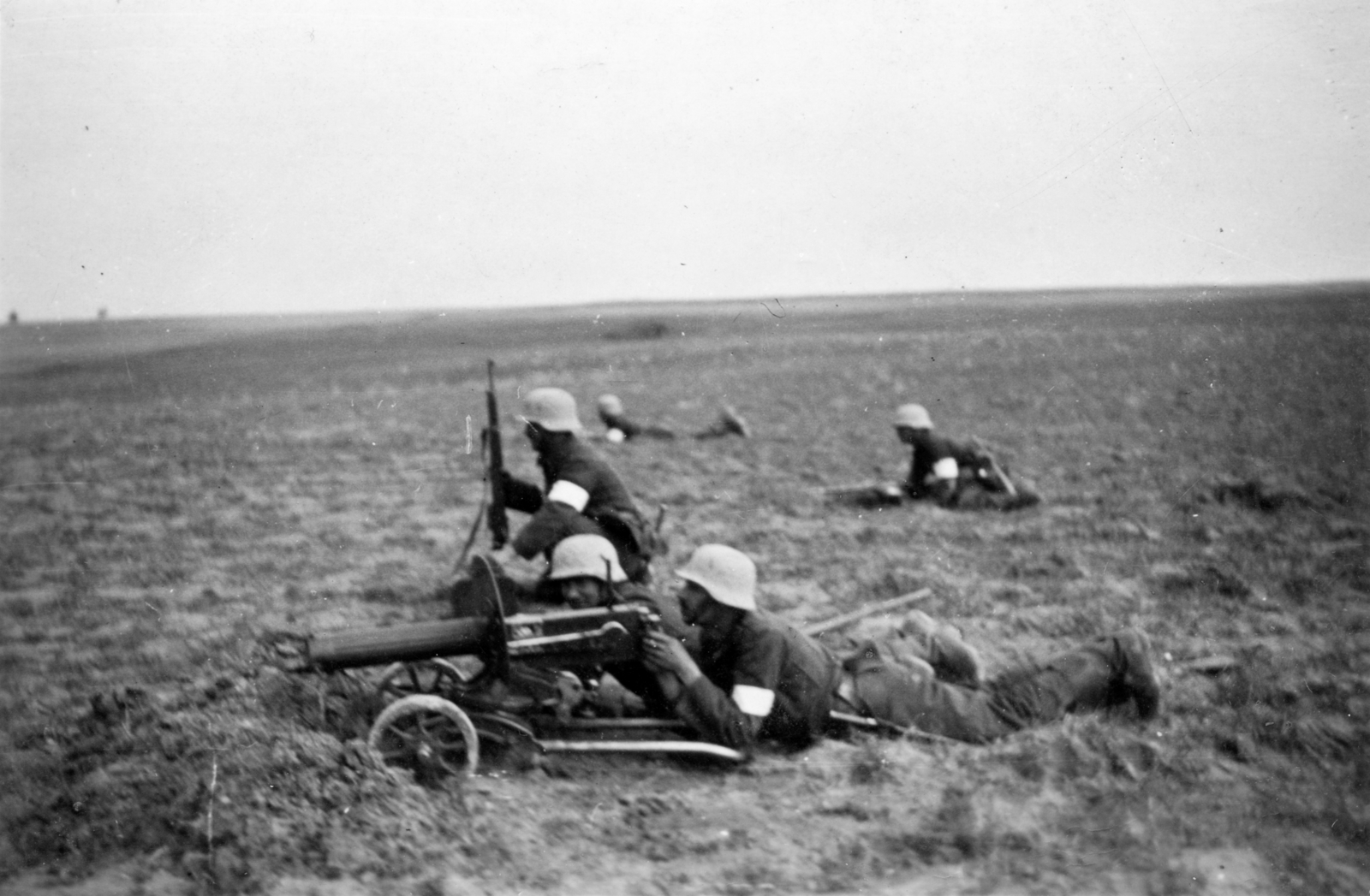 Gyakorló lövészet zsákmányolt szovjet gyártmányú Maxim géppuskával., 1942, Nagypál Géza, második világháború, rohamsisak, gépfegyver, hadgyakorlat, Fortepan #74254