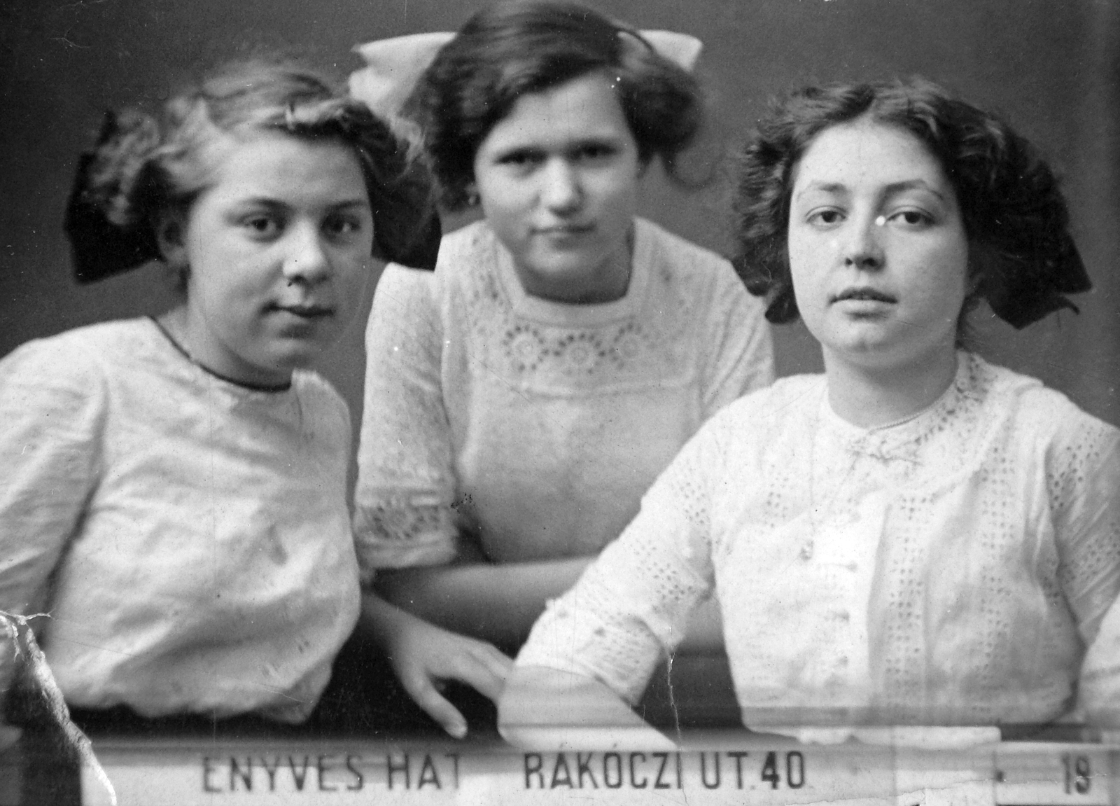 Magyarország, Budapest VII., Rákóczi út 40., a felvétel az ún. Stickyback-portréfotográfiai modell szerint készült, Olychovsky Jankely fényképész Enyves hát nevű üzletében., 1920, Fortepan, csoportkép, műterem, Budapest, hárman, kép a képben, Fortepan #7426