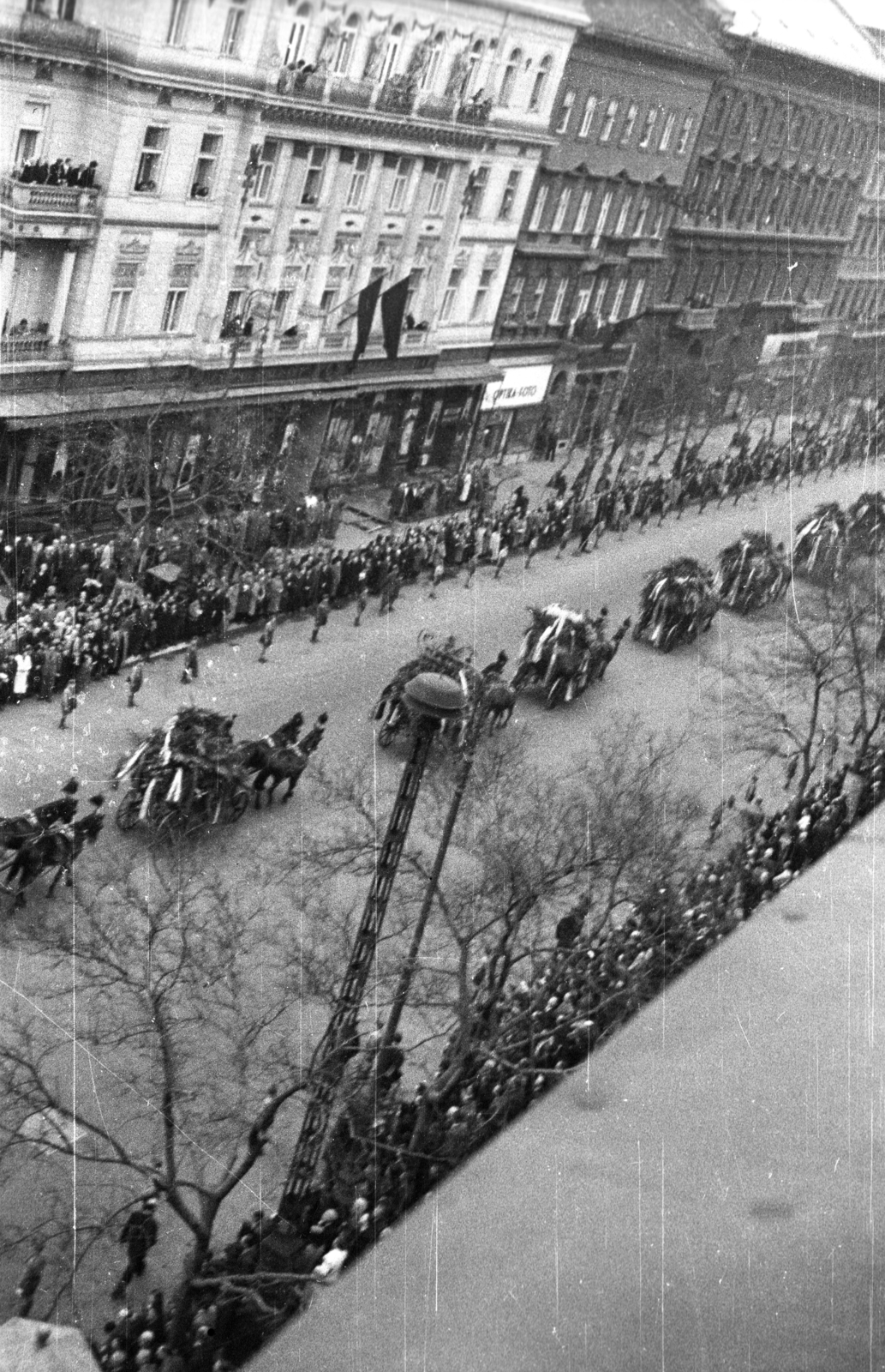 Hungary, Budapest VI., Andrássy út a Drechsler palotából nézve. Gróf Teleki Pál miniszterelnök temetési gyászmenete 1941. április 7-én., 1941, Rosta László, funeral, Budapest, bird's eye view, scouting, Fortepan #74264