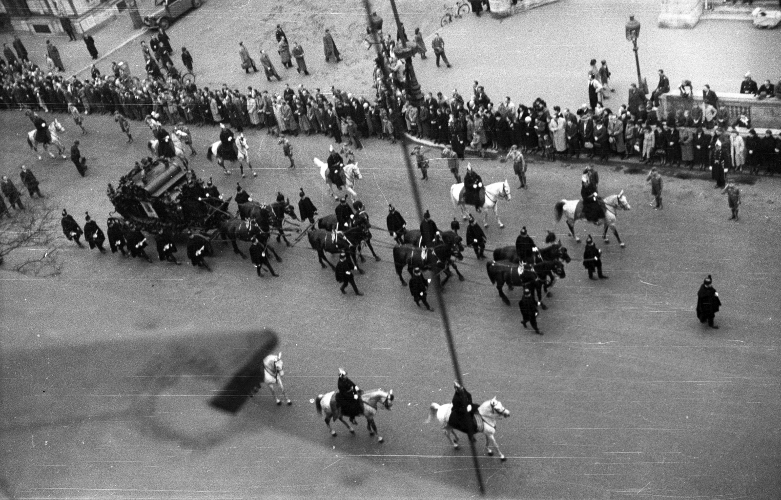 Hungary, Budapest VI., Andrássy út a Drechsler palotából nézve. Gróf Teleki Pál miniszterelnök temetési gyászmenete 1941. április 7-én., 1941, Rosta László, funeral, Budapest, scouting, erroneous photo, mounted police, Fortepan #74265