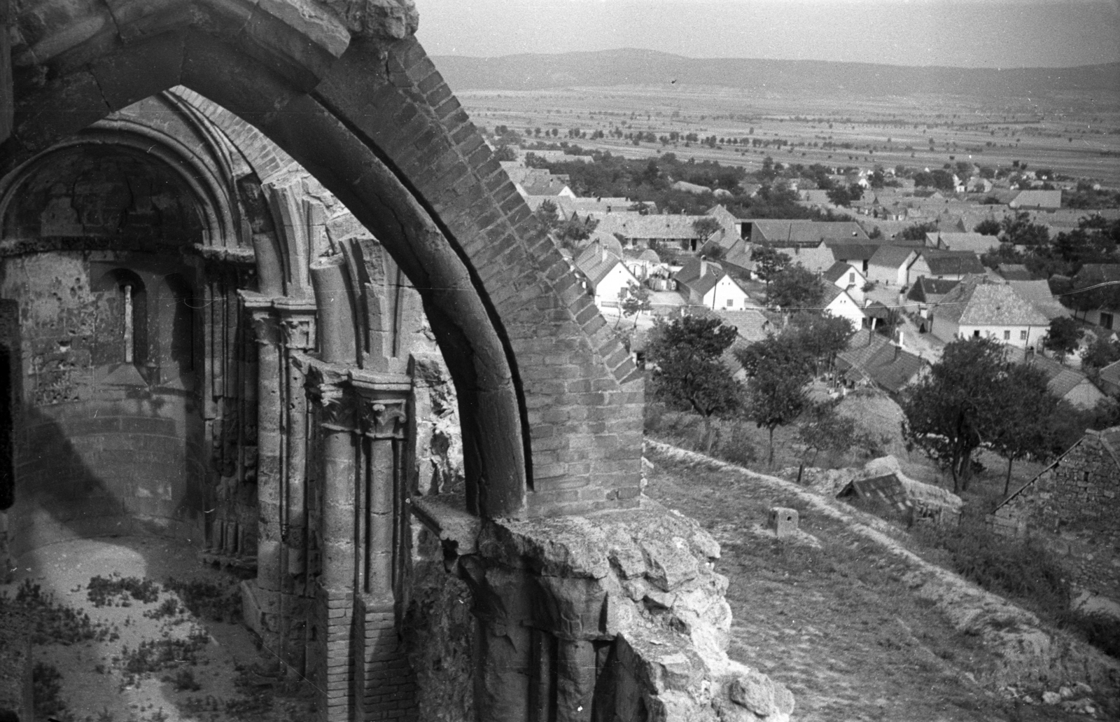 Hungary, Zsámbék, a premontrei templom romjai., 1940, Rosta László, church, ruins, Catholic Church, Romanesque Architecture, Premonstratensians, pointed arch, Fortepan #74268