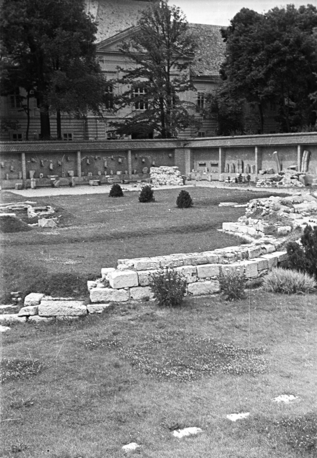 Hungary, Székesfehérvár, Romkert., 1944, Rosta László, ruins, exhibition, Fortepan #74275