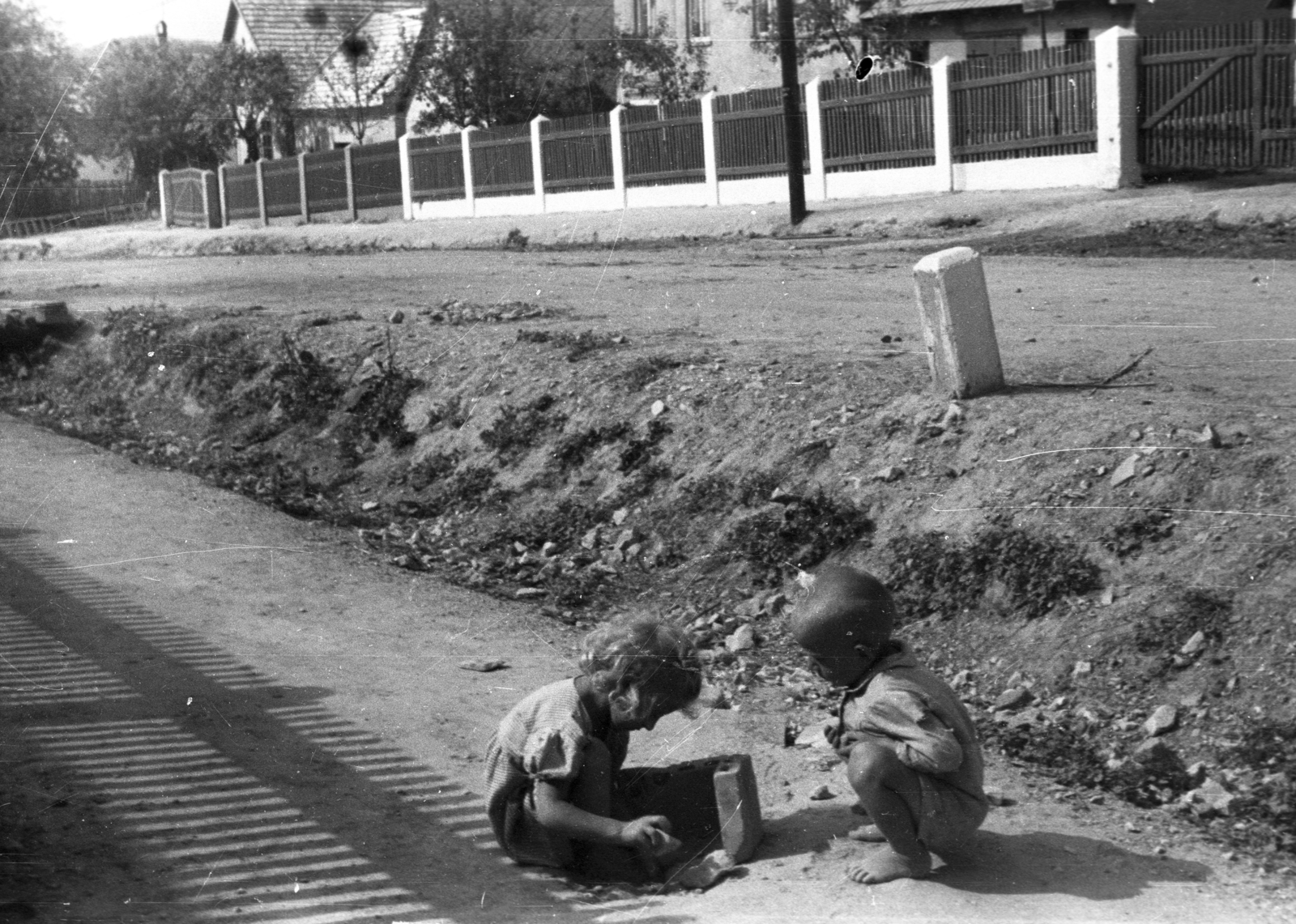 Hungary, Piliscsaba, Bajcsy-Zsilinszky út (Csévi utca), háttérben a Hársfa (Levente) utca torkolata., 1940, Rosta László, shadow, toy, Fortepan #74279