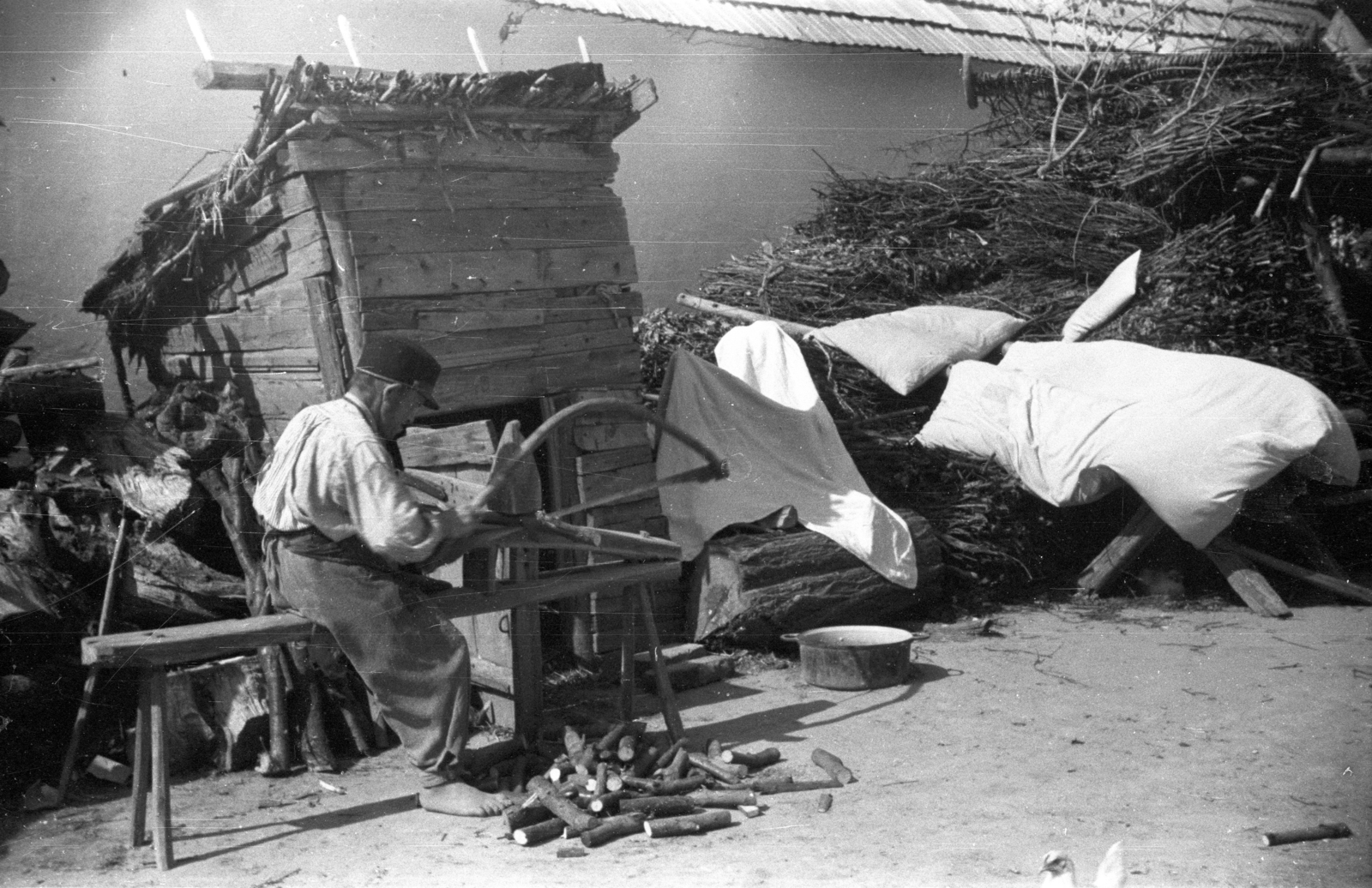 1940, Rosta László, pillow, saw, barefoot, eiderdown, Fortepan #74280