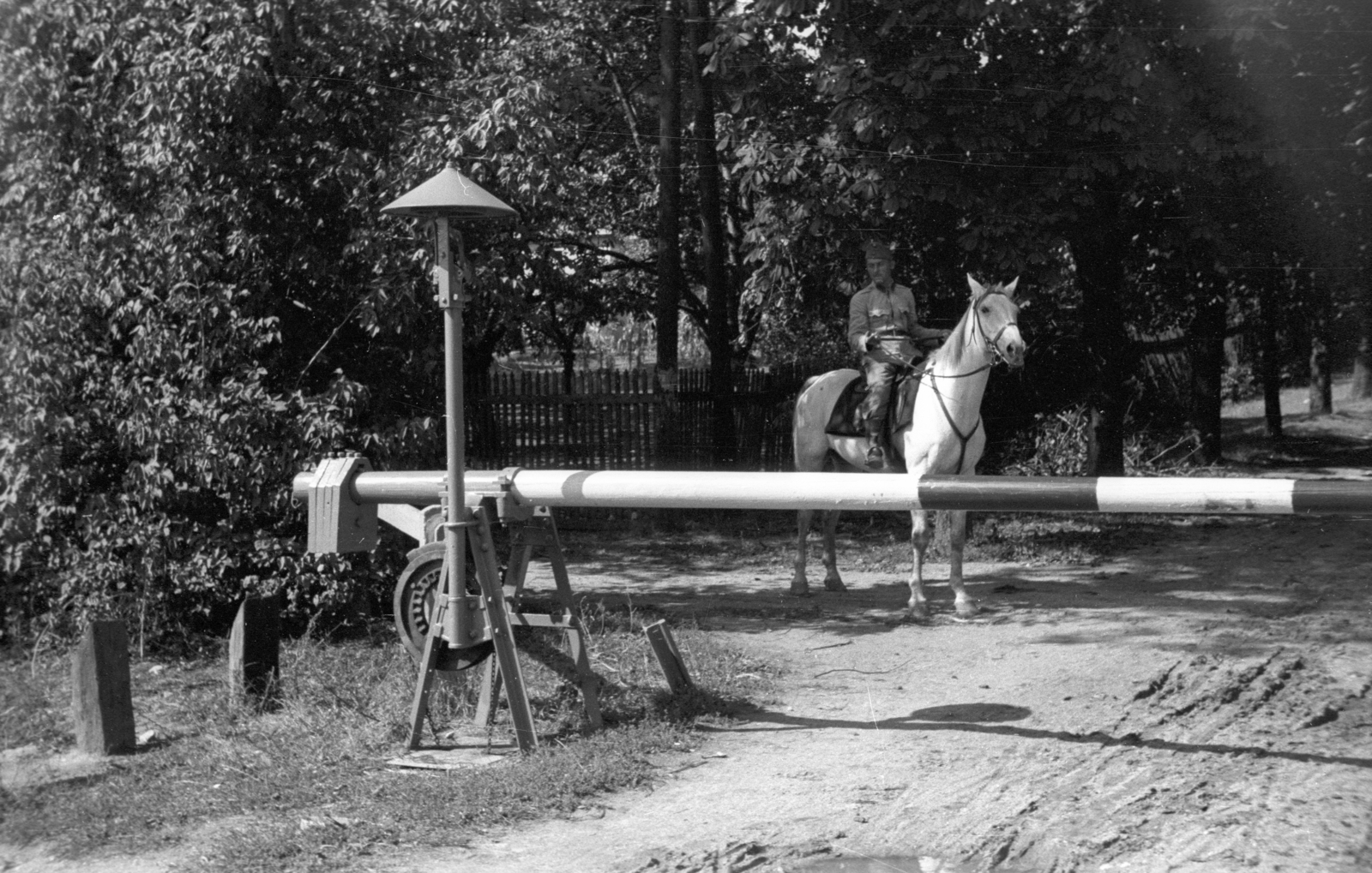 Hungary, Piliscsaba, Klotildliget (ekkor önálló), Szent László király útja, vasúti átjáró., 1940, Rosta László, barrier, rider, Fortepan #74281
