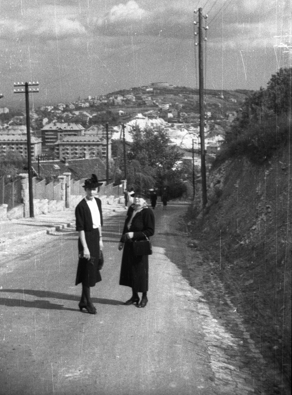 Magyarország, Budapest XII., Kálló esperes utca (Wolff Károly út) a Hegyalja (Wolff Károly) út felől a Citadella felé nézve., 1940, Rosta László, divat, kalap, nők, utcakép, kilátás, retikül, kettős portré, Budapest, Fortepan #74293