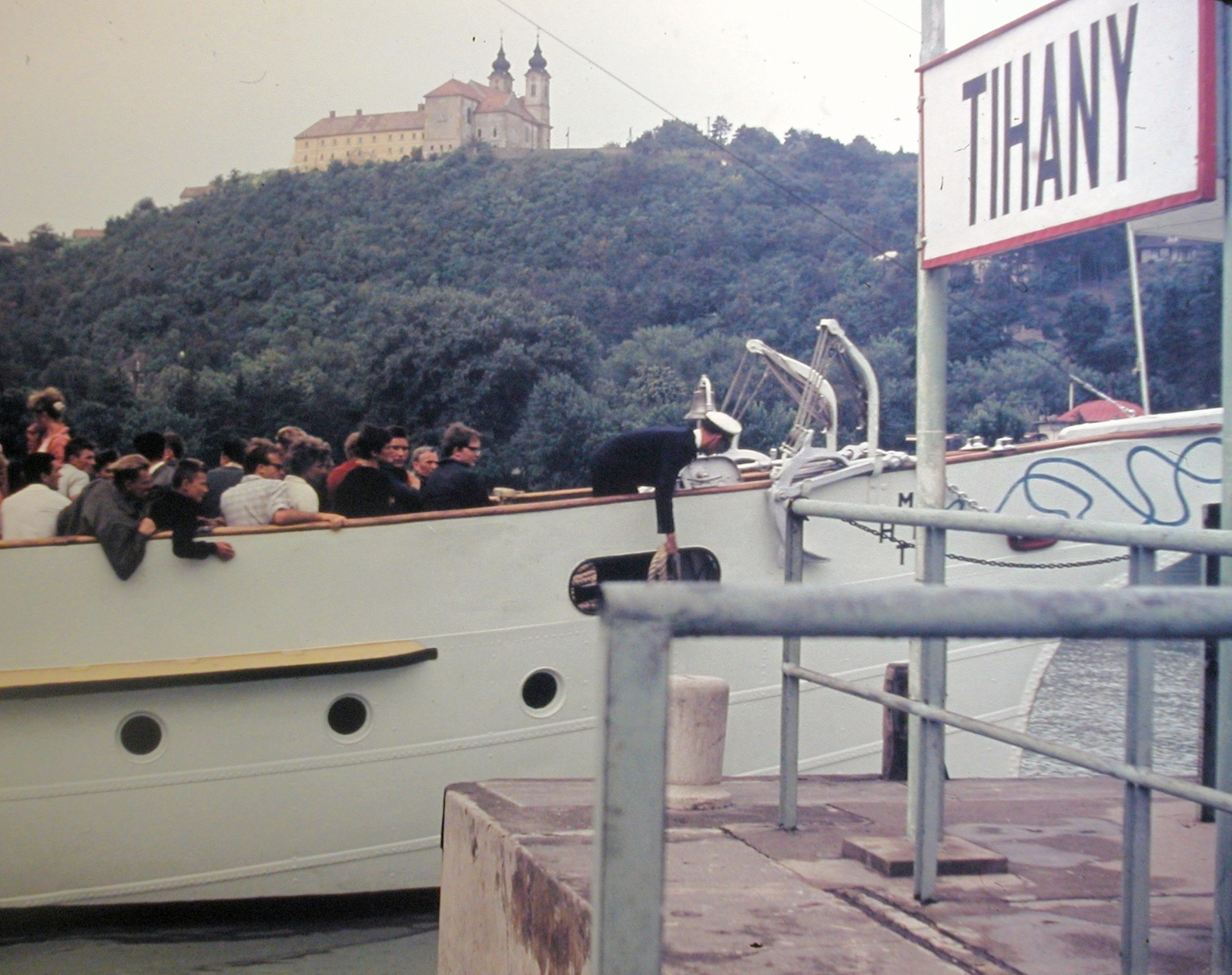 Magyarország,Balaton, Tihany, kikötő, fent a Bencés Apátság., 1963, Fortepan, hajó, színes, látkép, helységnév tábla, kikötő, Fortepan #7430