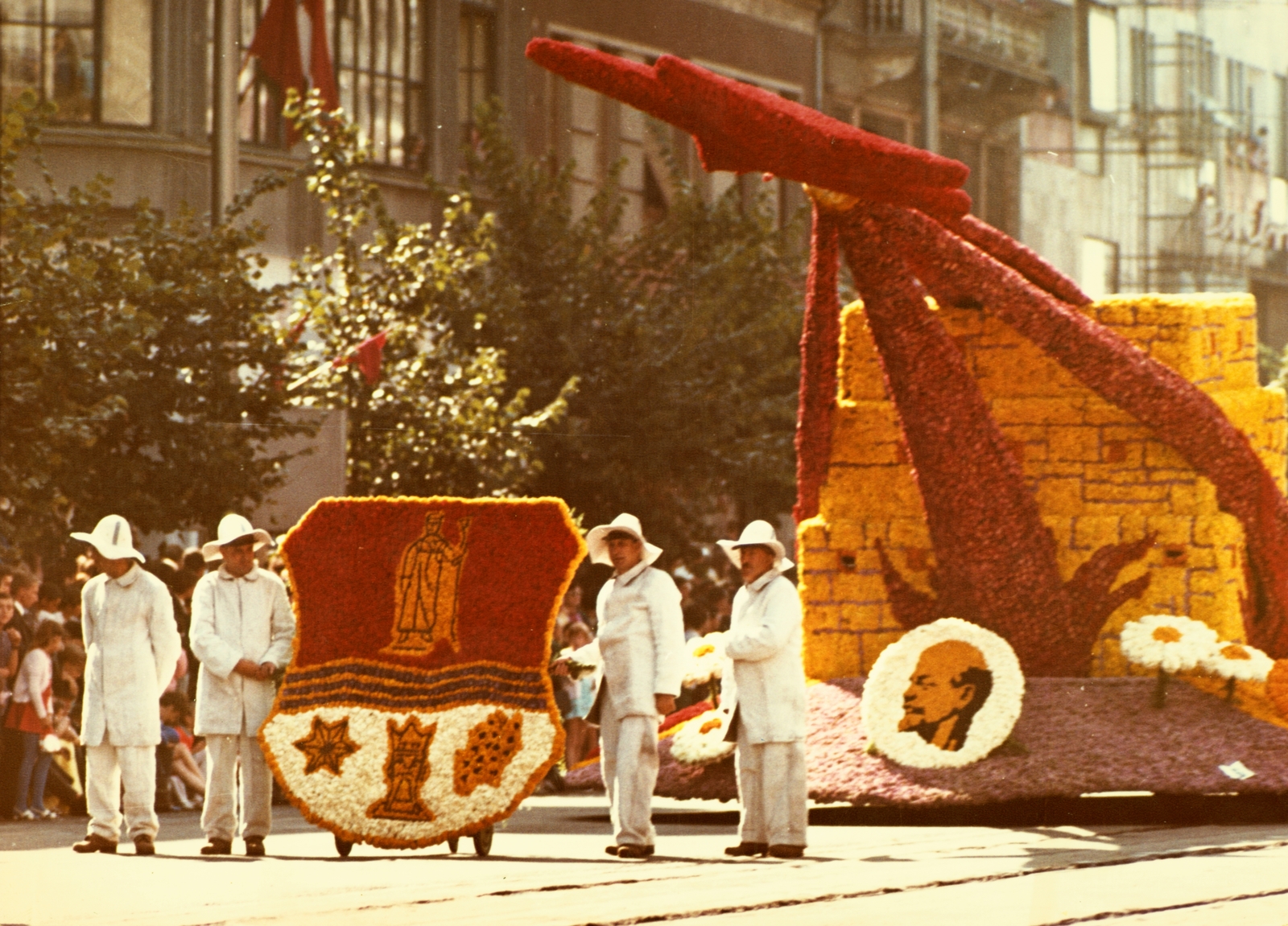 Hungary, Debrecen, Piac utca (Vörös Hadsereg útja) a Gambrinus köz torkolatánál. Virágkarnevál, a Lenin Kohászati Művek kocsija., 1975, Ötvös Gergely, colorful, Lenin-portrayal, flower, crest, flower parade, metallurgy, ad truck, Fortepan #74307