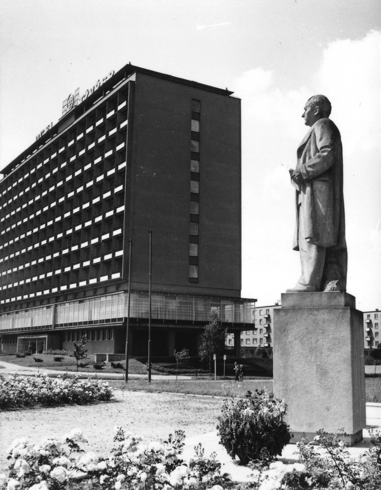 Czech Republik, Třinec, Náměstí Svobody a Lidická ulice felől nézve, jobbra Klement Gottwald szobra. Az épület ekkor a vasmű (Třinecké železárny) munkásszállója, ma Hotel Steel néven szálloda., 1975, Ötvös Gergely, Czechoslovakia, sculpture, Klement Gottwald-portrayal, Fortepan #74308