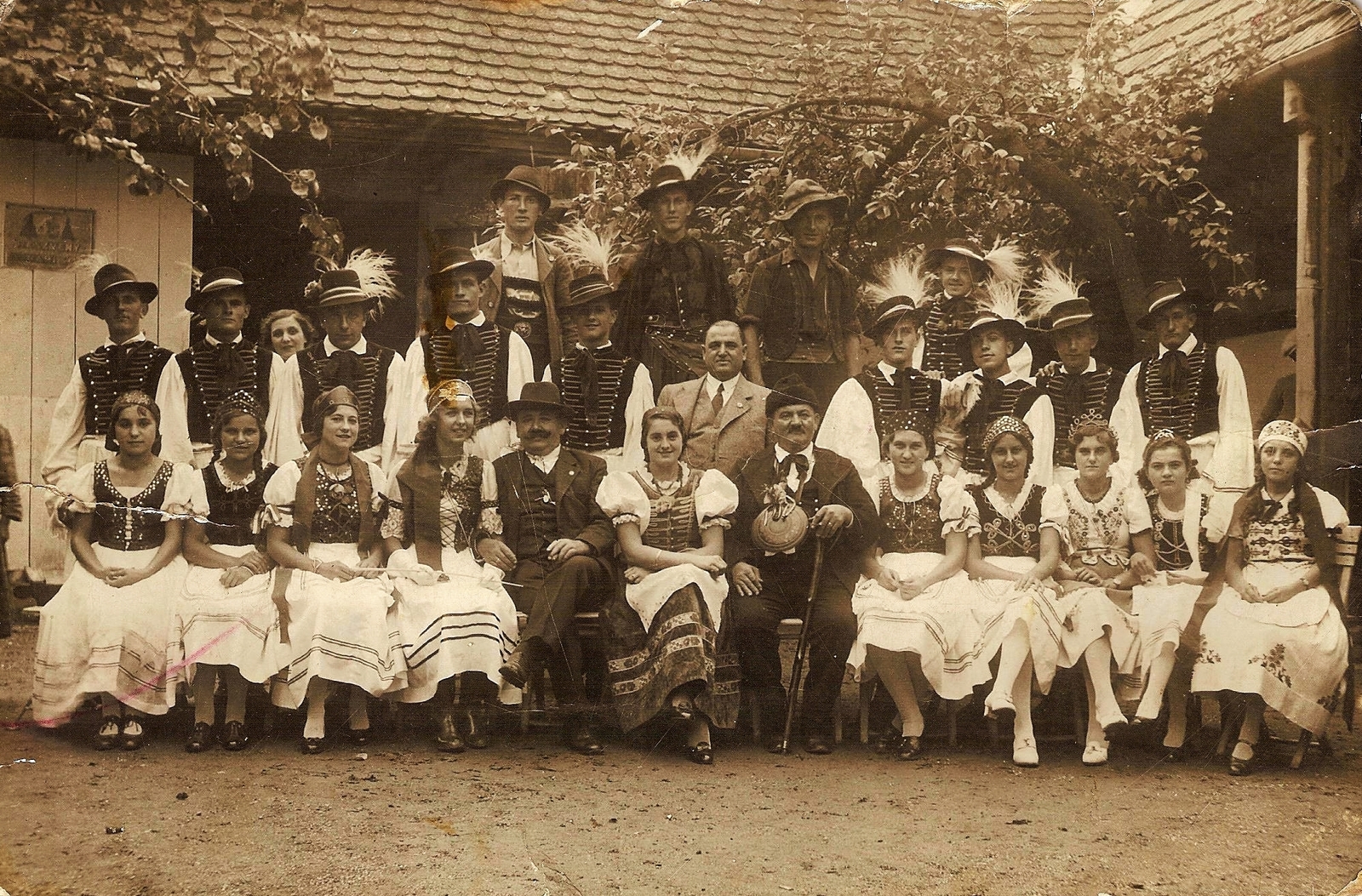 Magyarország, Verőce, (Nógrádverőce), szüreti felvonulás résztvevői., 1935, Gyurcsok Gabriella, kalap, udvar, csoportkép, népviselet, sétabot, kulacs, párta, sújtás, árvalányhaj, vitézkötés, magyar ruha, Fortepan #74325