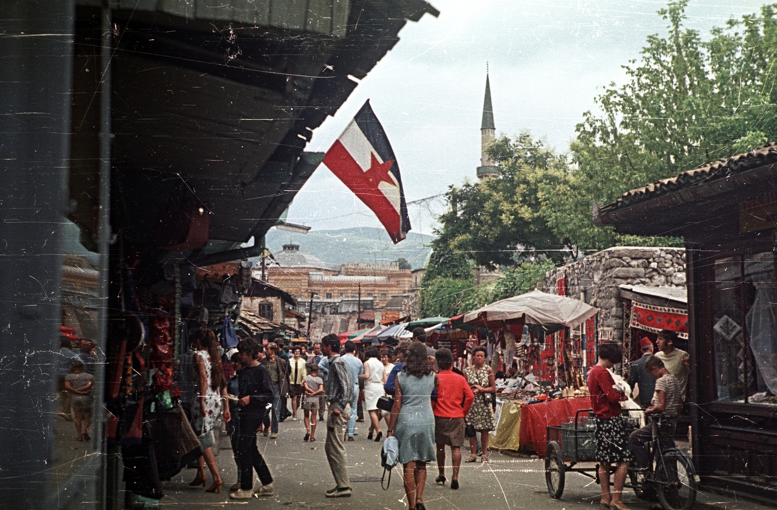 Bosznia-Hercegovina, Szarajevó, Bascarsija, ulica Saraci, háttérben a Havadze Duraka dzsámi minaretje és a városháza., 1965, Romák Éva, Jugoszlávia, színes, zászló, minaret, Fortepan #74337