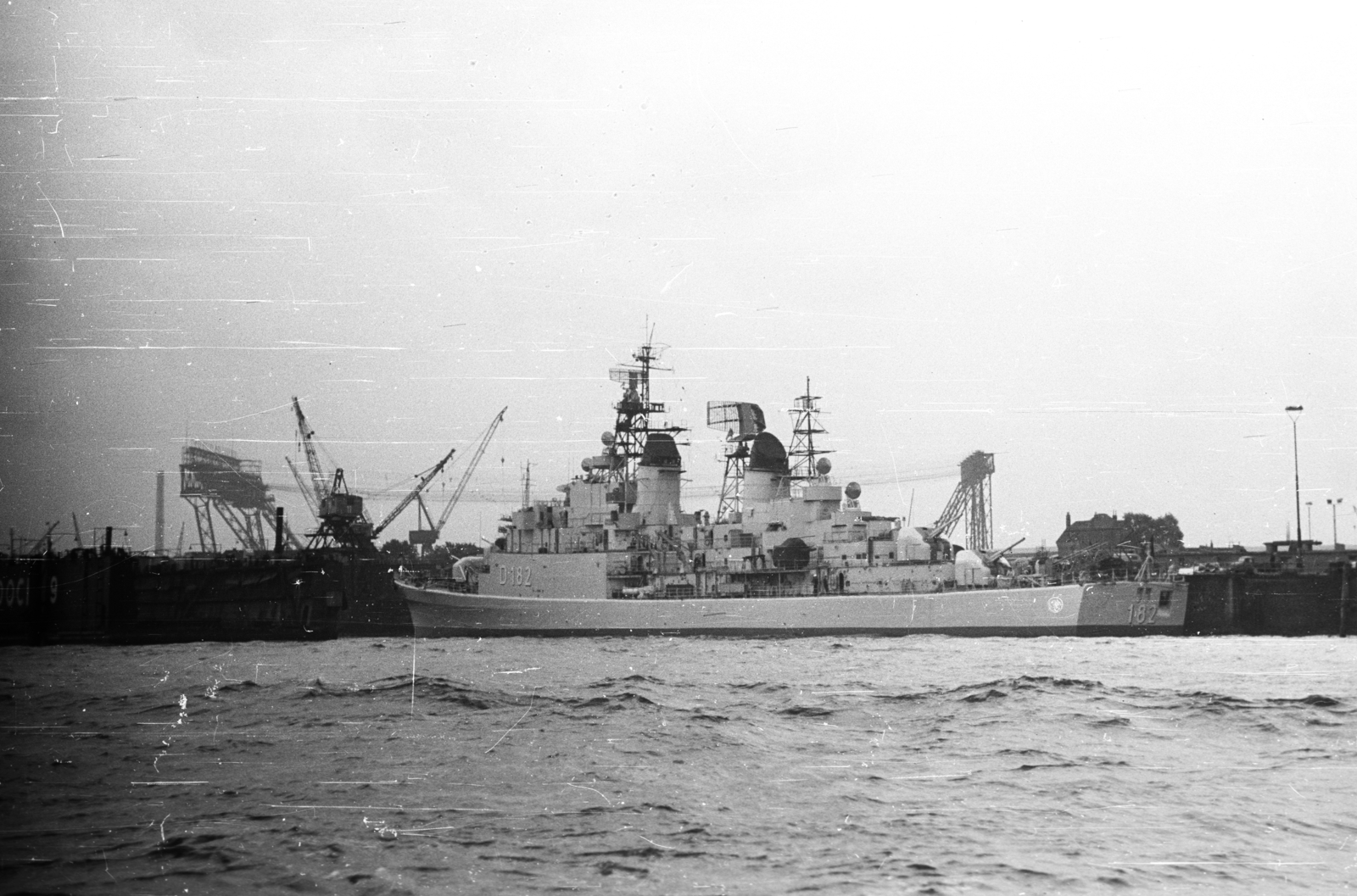 Germany, Hamburg, kikötő, középen a német szövetségi haditengerészet Schleswig-Holstein nevű rombolója., 1965, Romák Éva, ship, crane, warship, port, FRG, Fortepan #74343