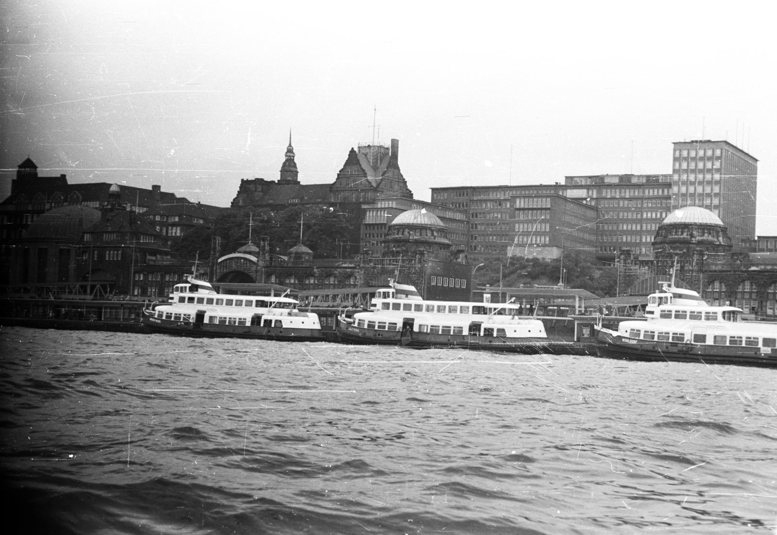 Germany, Hamburg, St. Pauli-Landungsbrücken, hajóállomás, a Norderelbe-ről nézve., 1965, Romák Éva, ship, port, steamboat, FRG, Fortepan #74351