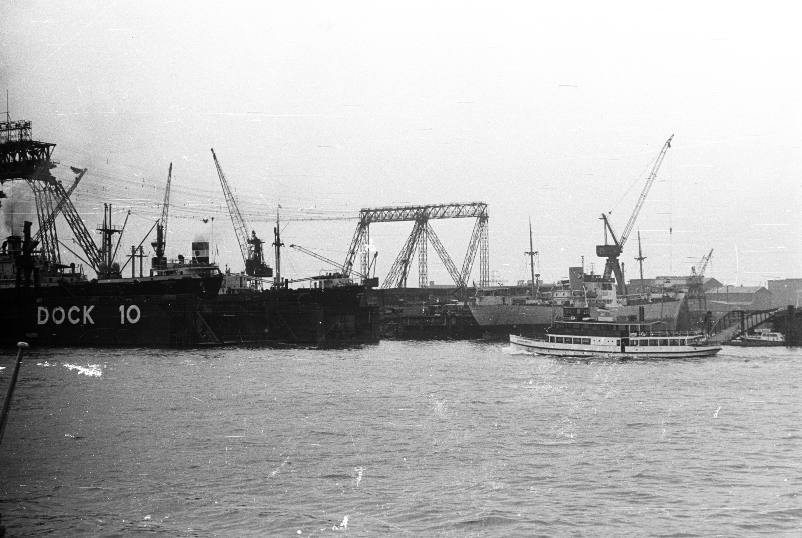 Germany, Hamburg, Norderelbe St. Pauli-Landungsbrücken felől a hajóállomástól nézve., 1965, Romák Éva, ship, port, FRG, graving dock, Fortepan #74356