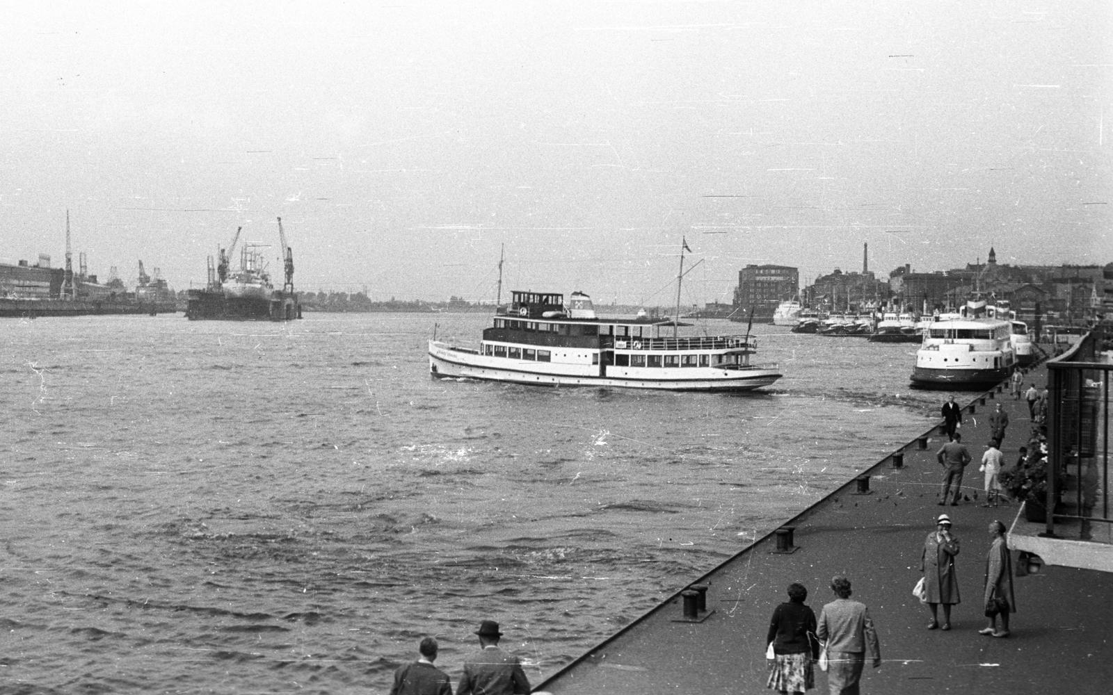 Germany, Hamburg, St. Pauli-Landungsbrücken, hajóállomás., 1965, Romák Éva, ship, FRG, Fortepan #74358
