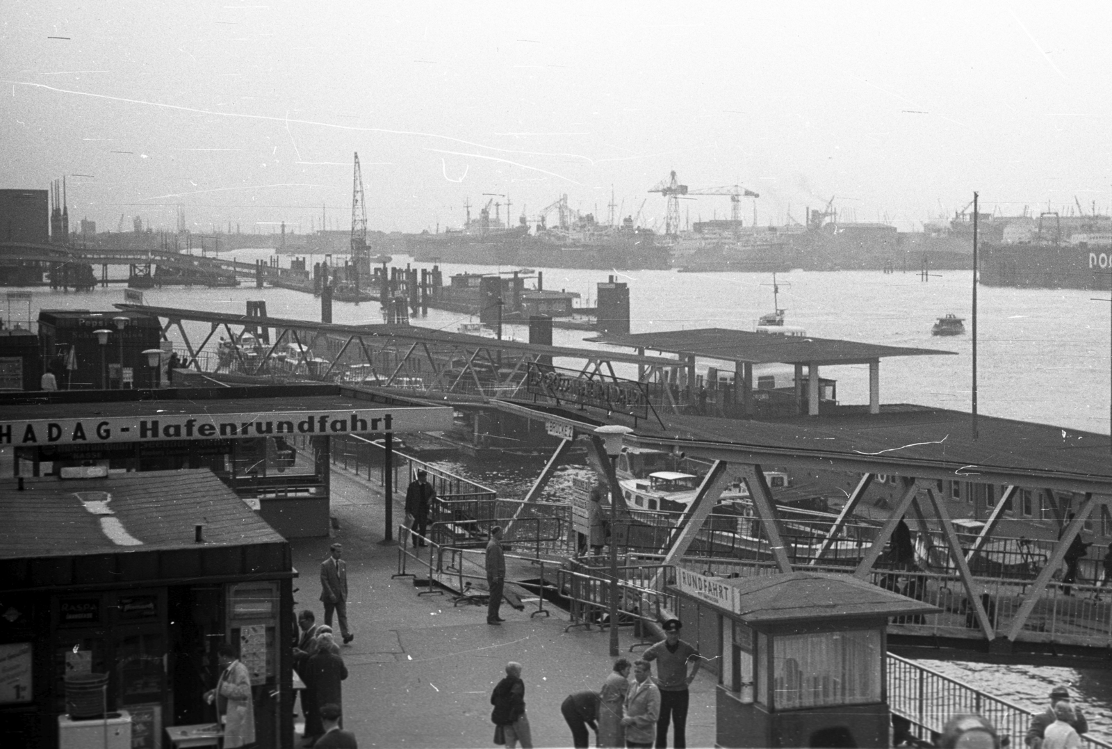 Germany, Hamburg, St. Pauli-Landungsbrücken, hajóállomás., 1965, Romák Éva, port, FRG, Fortepan #74362